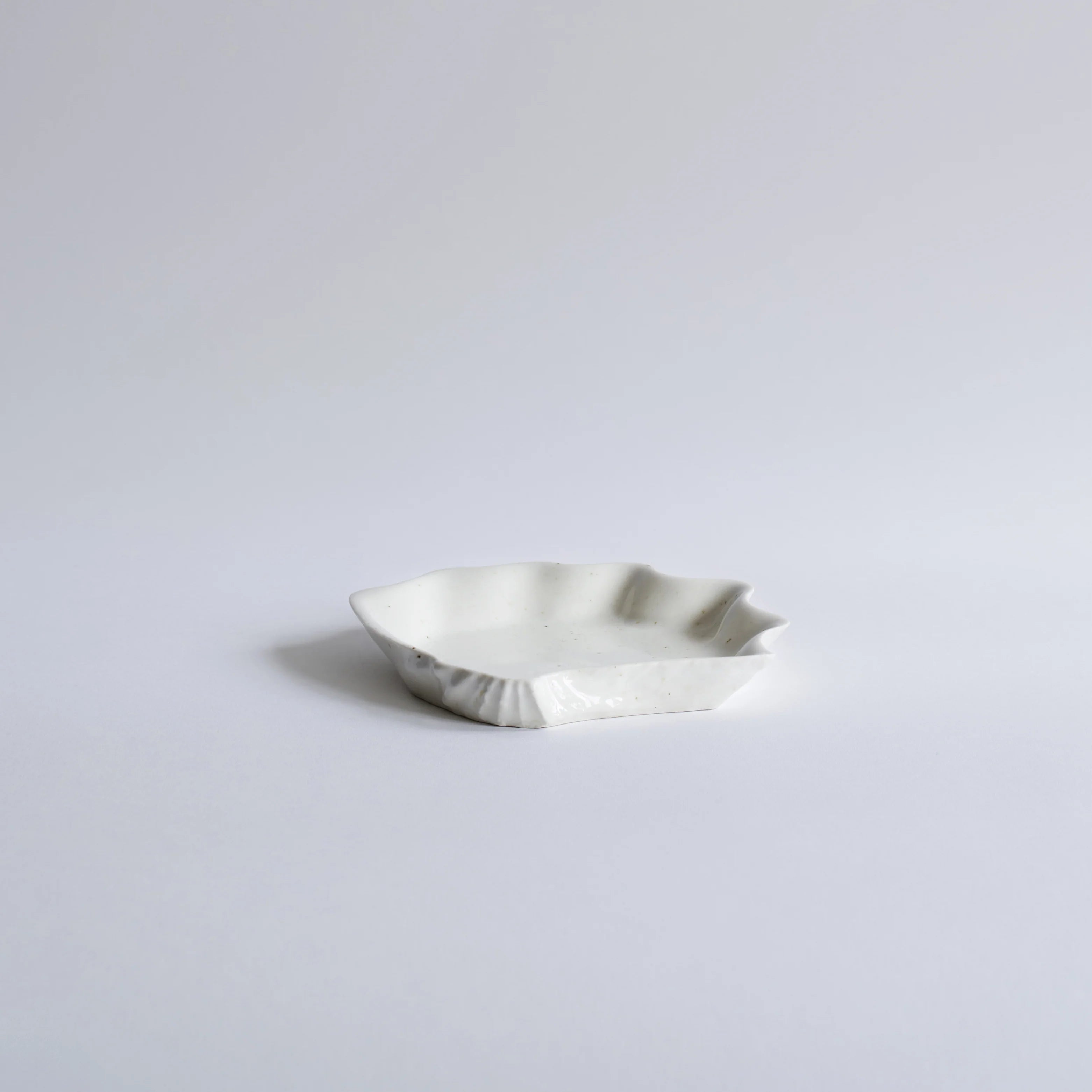 Musling underkop/sidetallerken af Christina Iversen Studio i creme, keramik Christina Iversen Studio