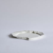 Musling middagstallerken/fad af Christina Iversen Studio i creme, keramik Christina Iversen Studio