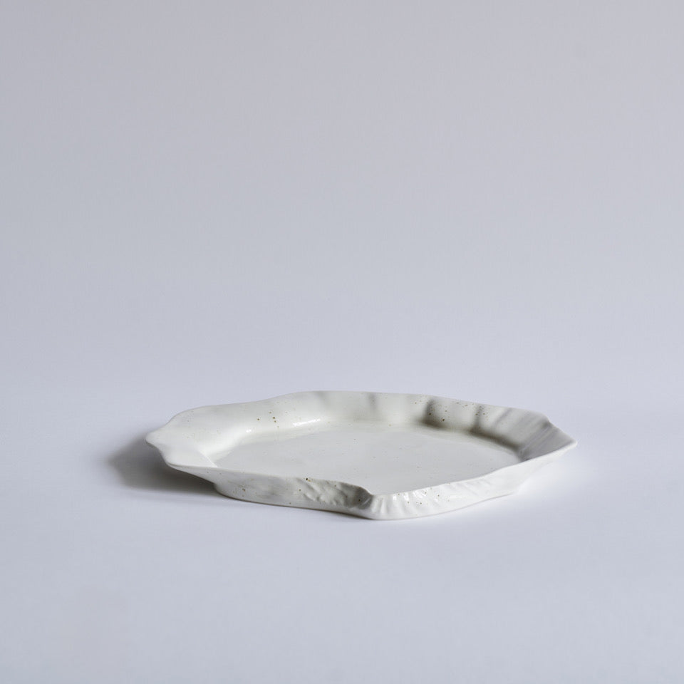 Musling middagstallerken/fad af Christina Iversen Studio i creme, keramik Christina Iversen Studio