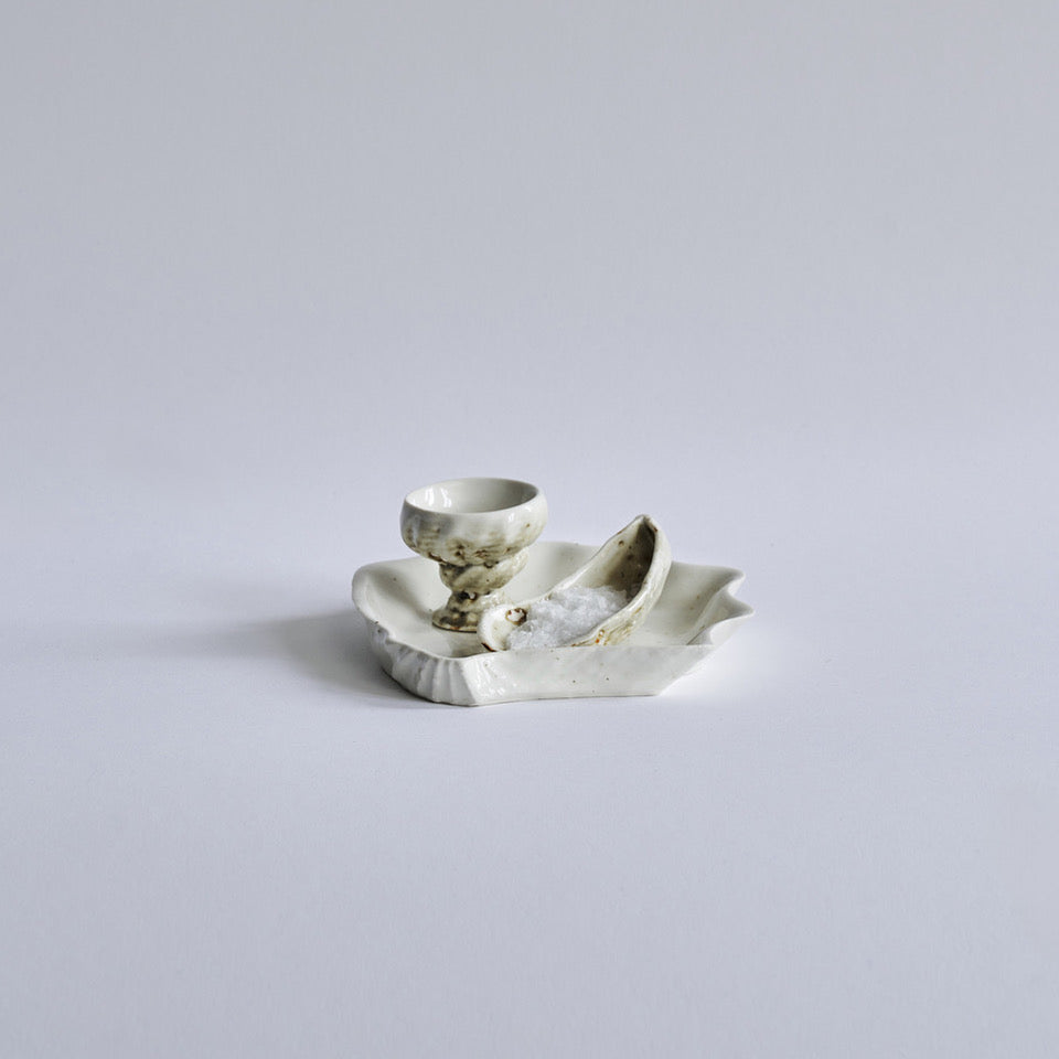 Musling underkop/sidetallerken af Christina Iversen Studio i creme, keramik Christina Iversen Studio