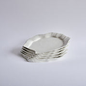 Musling middagstallerken/fad af Christina Iversen Studio i creme, keramik Christina Iversen Studio