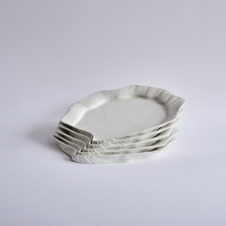 Musling middagstallerken/fad af Christina Iversen Studio i creme, keramik Christina Iversen Studio