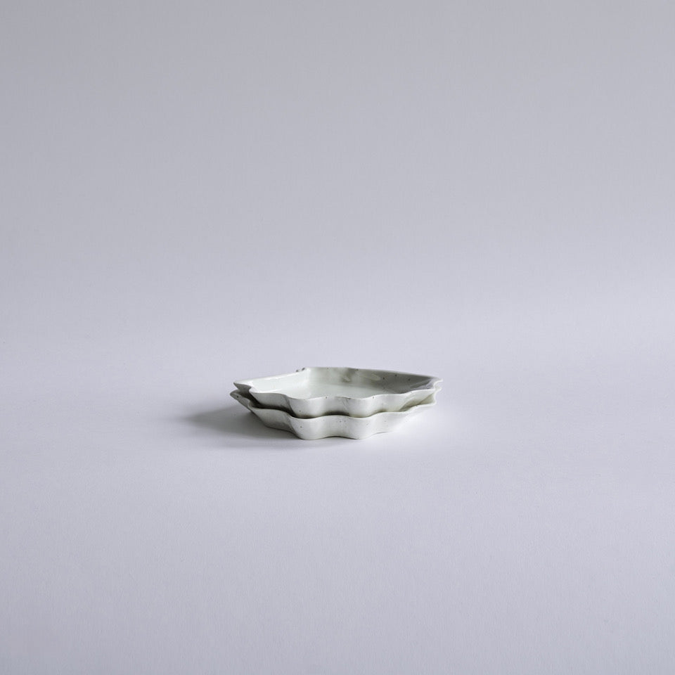 Musling underkop/sidetallerken af Christina Iversen Studio i creme, keramik Christina Iversen Studio
