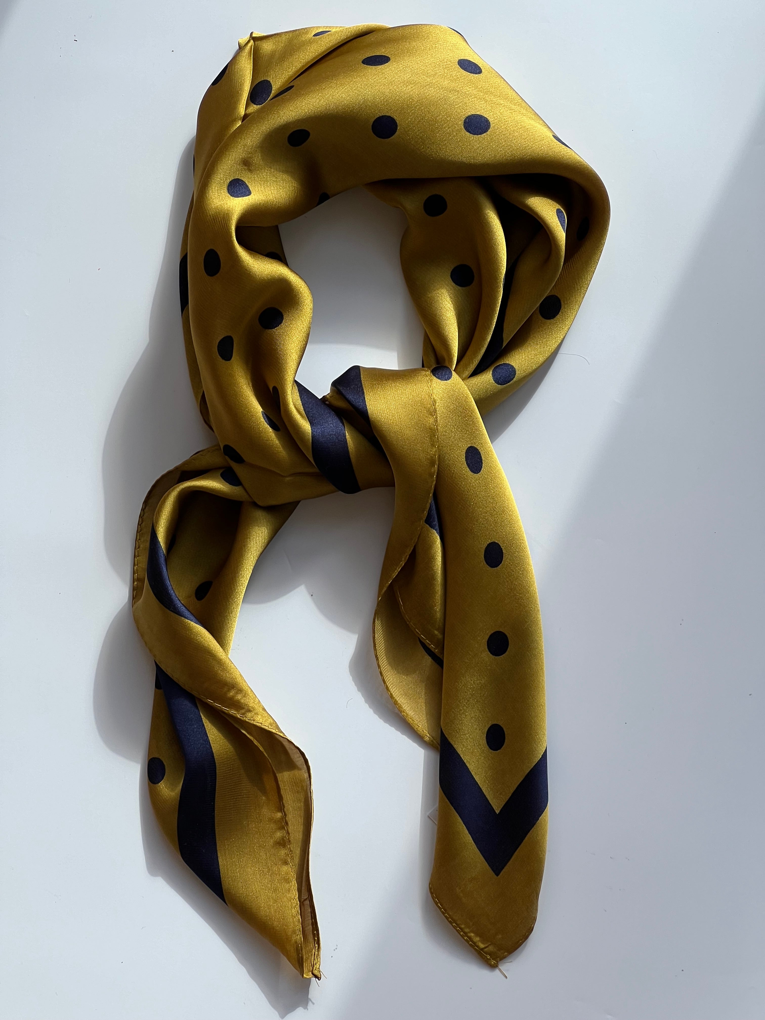 Sennepsgult Tørklæde med Blå Prikker | 70 x 70 cm Studio Hafnia