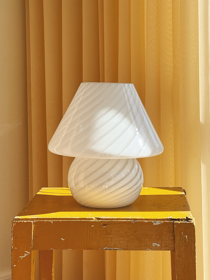 Vintage Murano mushroom bordlampe i hvidt swirl-glas | H25 cm Murano
