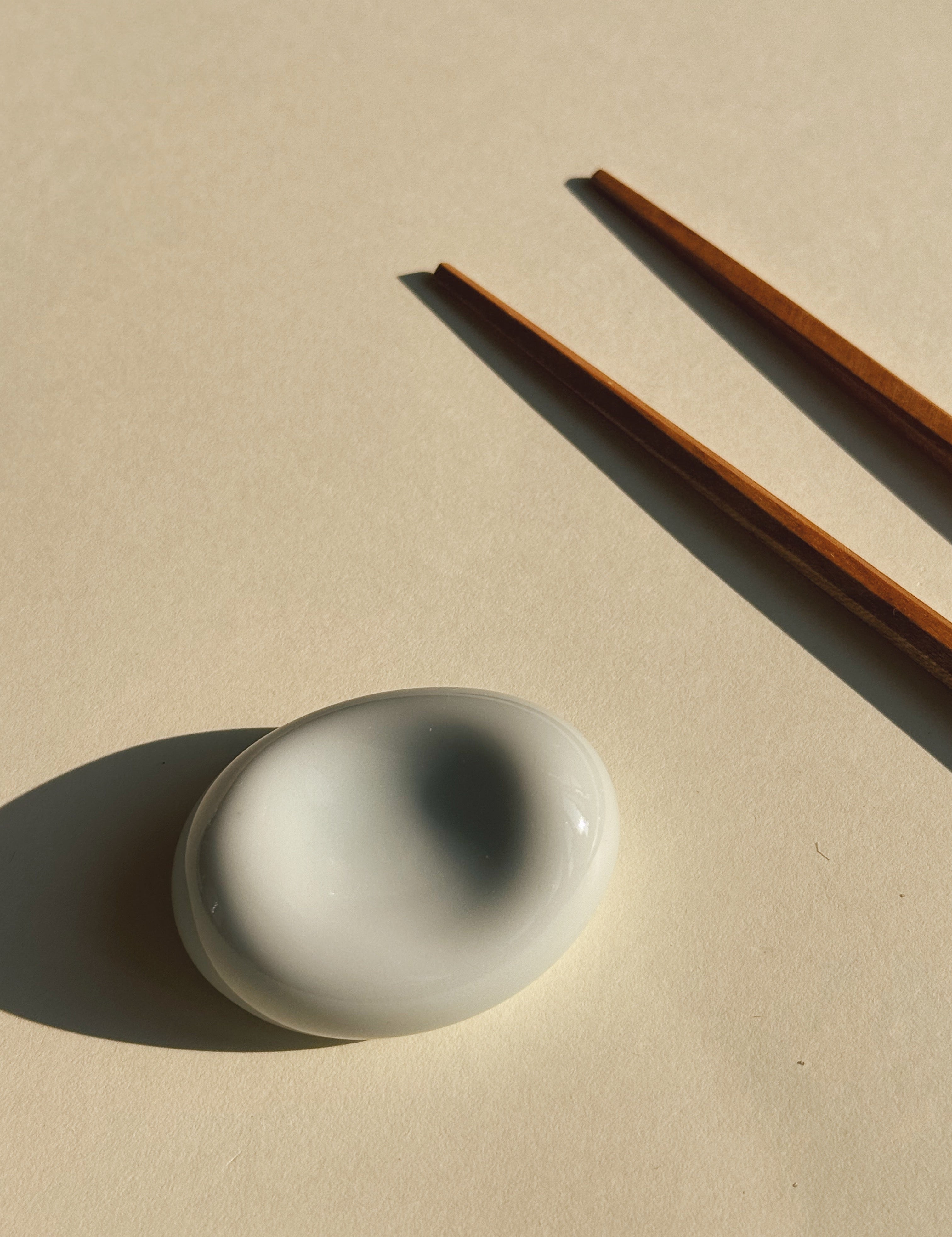 Spisepindeholder i Lyseblå Porcelæn | 4,2 cm – Mino Ware fra Japan Studio Hafnia