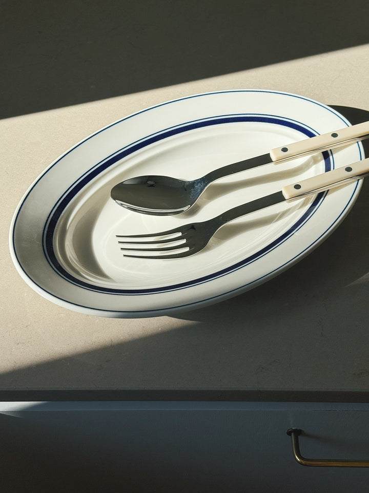 Hvidt serveringsfad med blå striber i keramik fra Japan | 32.6 cm Studio Hafnia
