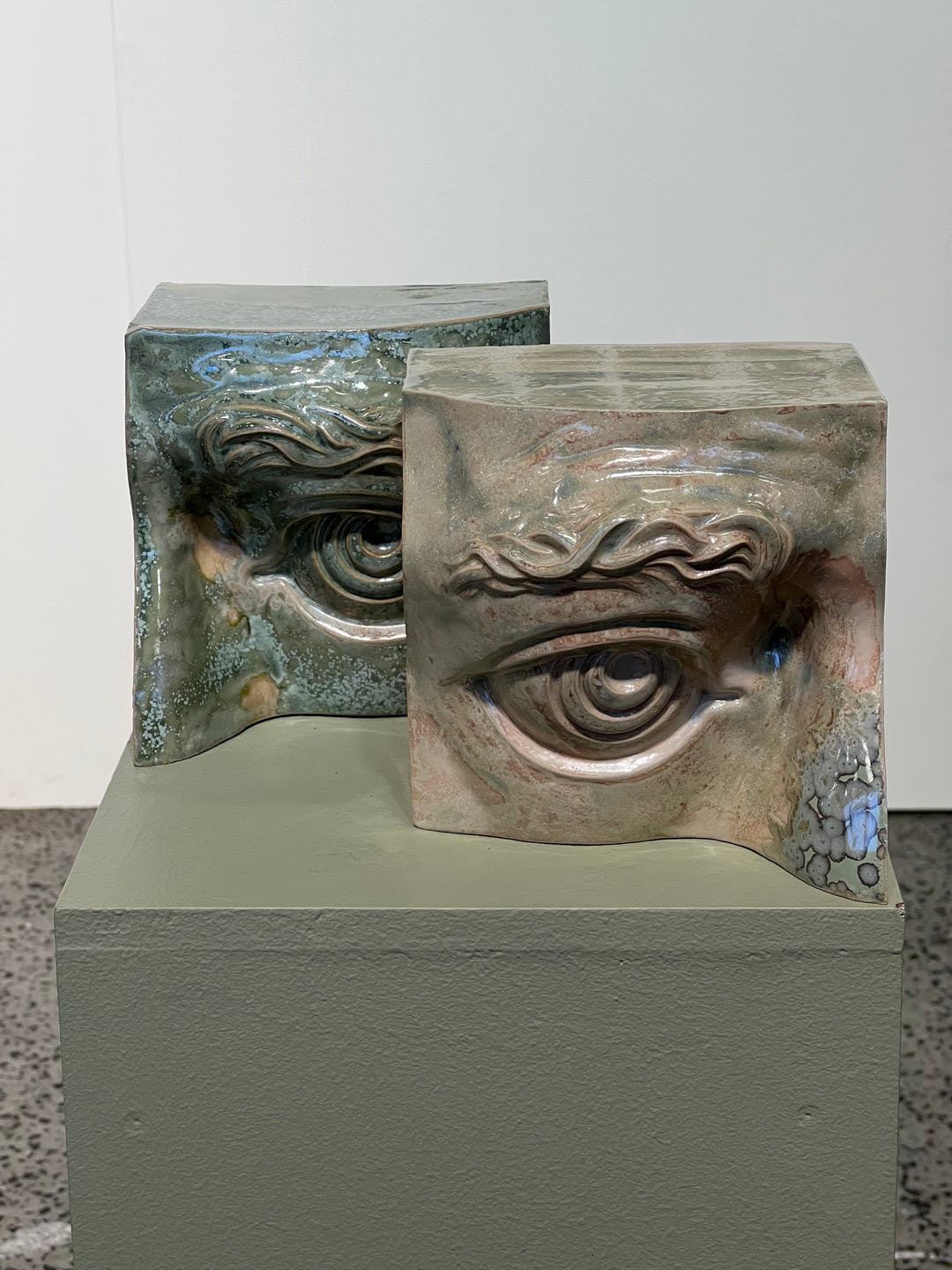 Jacob Laoru | Bookend Eye (Right): Firkantet højre bogstøtte øje i glaseret stentøjsler i CrystalGreen Studio Hafnia