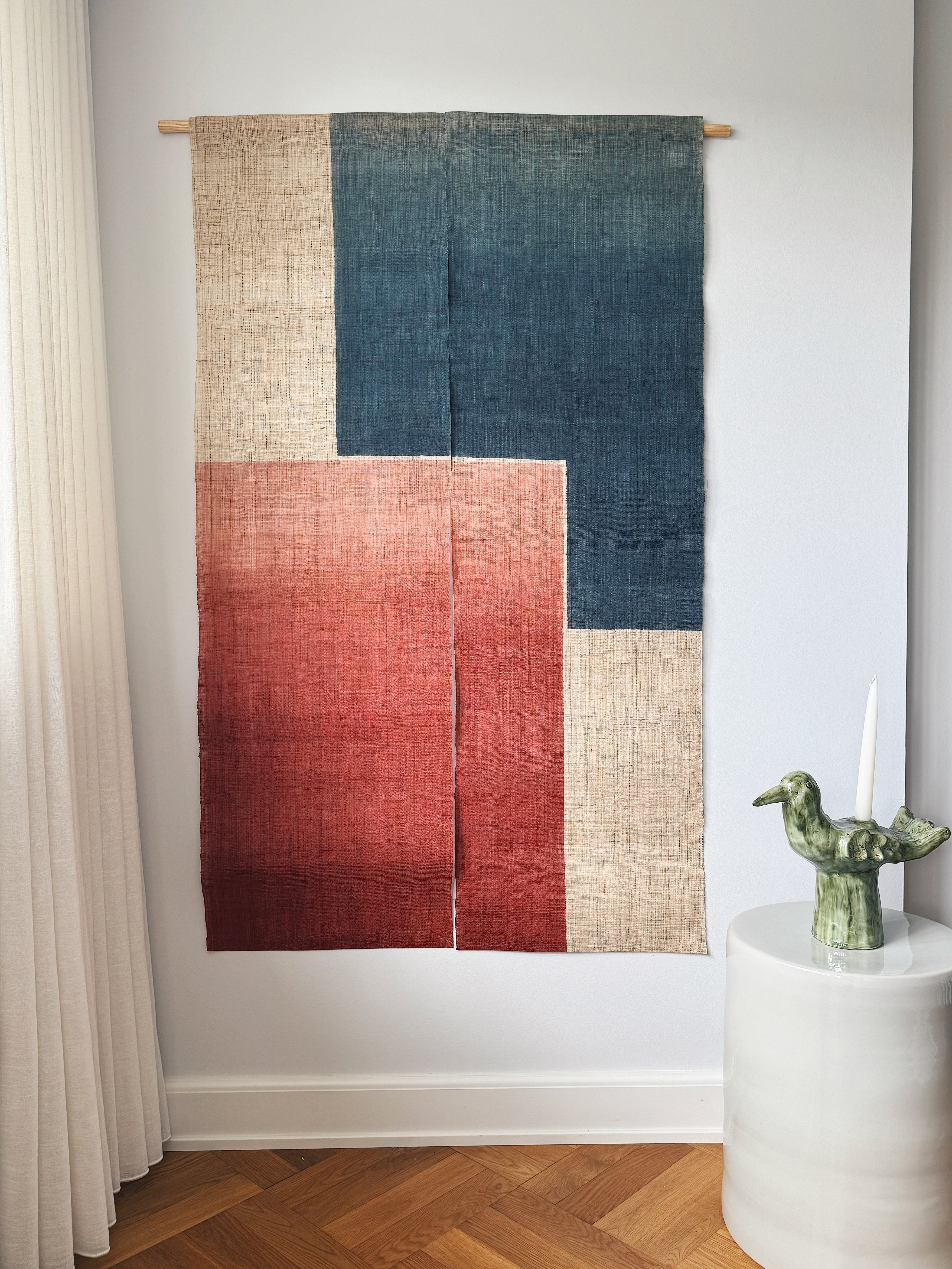 Japansk Vægtæppe i Hamp med Ophæng | Geometrisk Rød & Blå | 150 × 88 cm  STUDIO HAFNIA