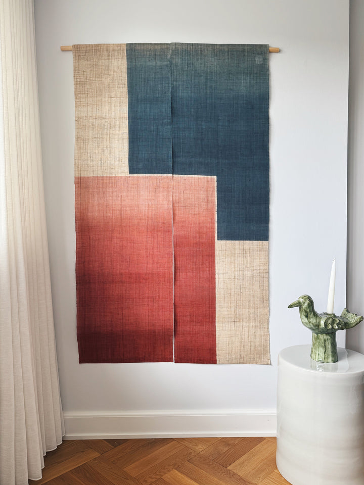 Japansk Vægtæppe i Hamp med Ophæng | Geometrisk Rød & Blå | 150 × 88 cm  STUDIO HAFNIA