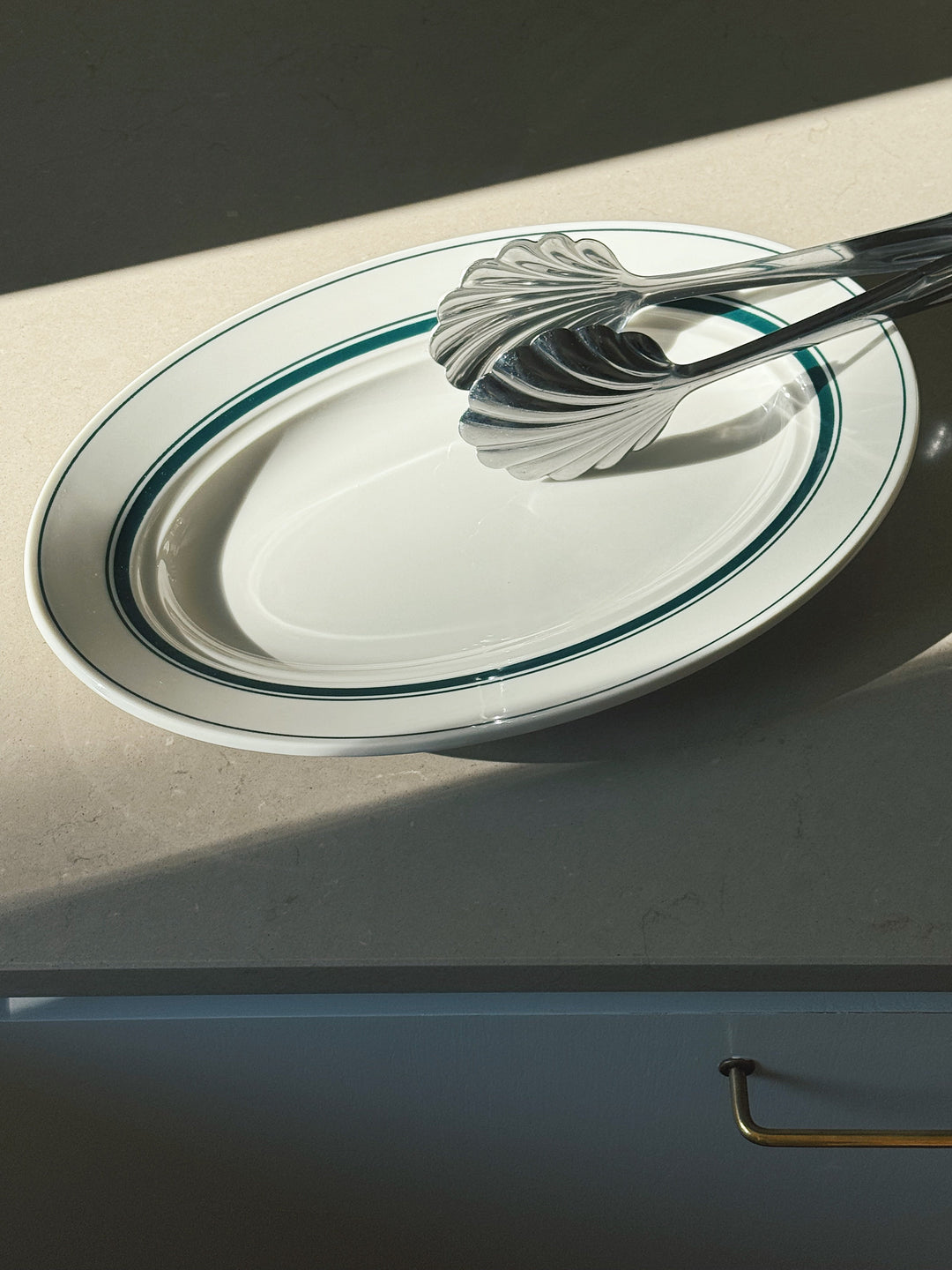 Hvidt serveringsfad med grønne striber i keramik fra Japan | 32.6 cm Studio Hafnia