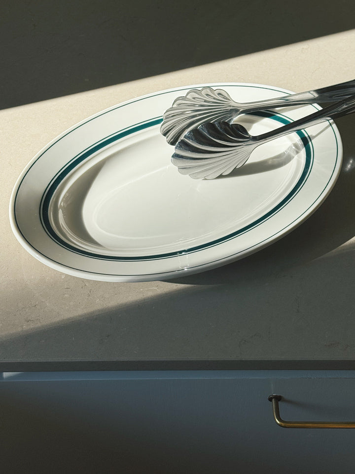 Hvidt serveringsfad med grønne striber i keramik fra Japan | 32.6 cm Studio Hafnia