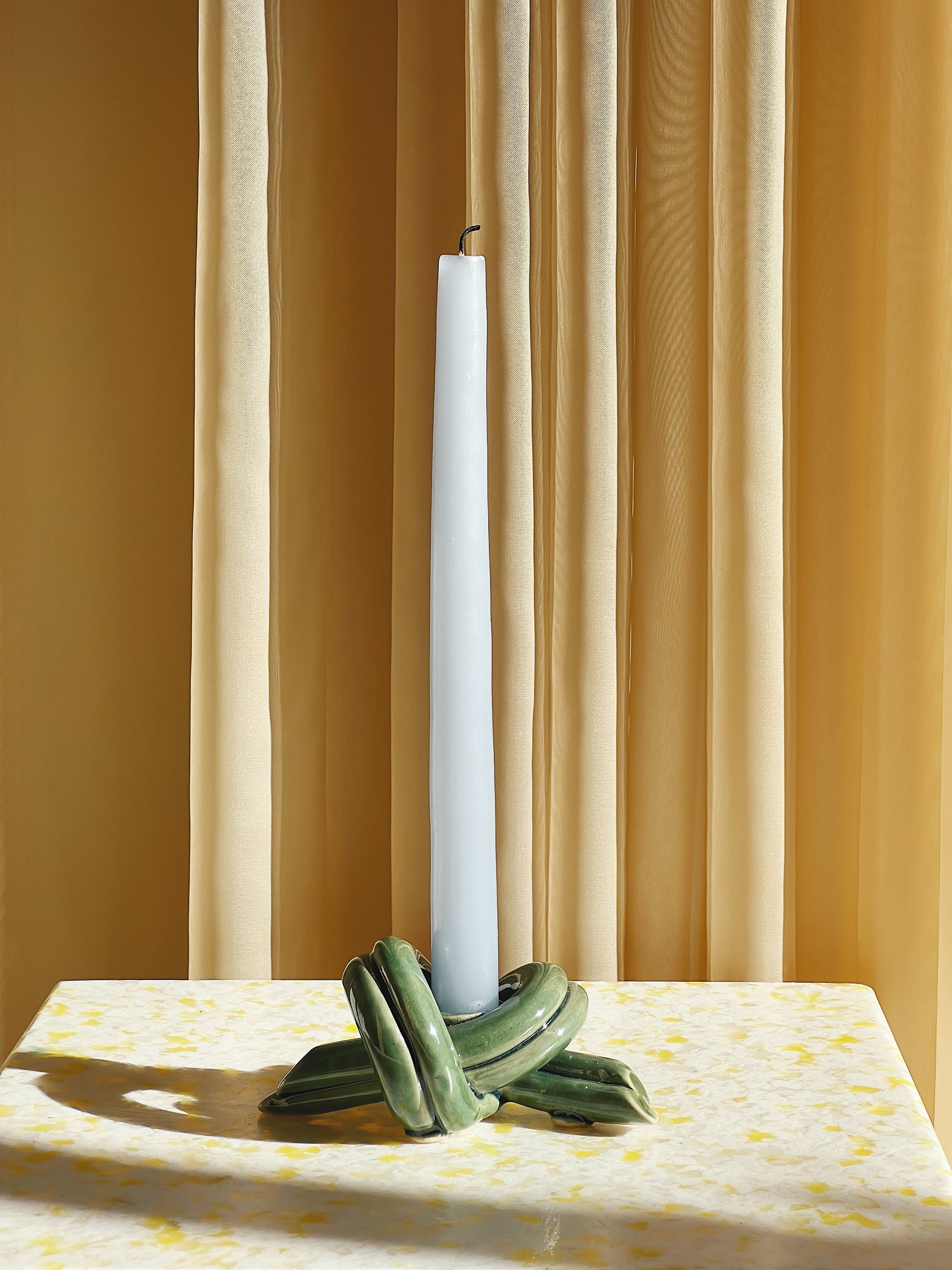 Håndlavet lysestage "Dobbelt Knut" i keramik fra Anna Wadle | Blank Grøn Anna Wadle