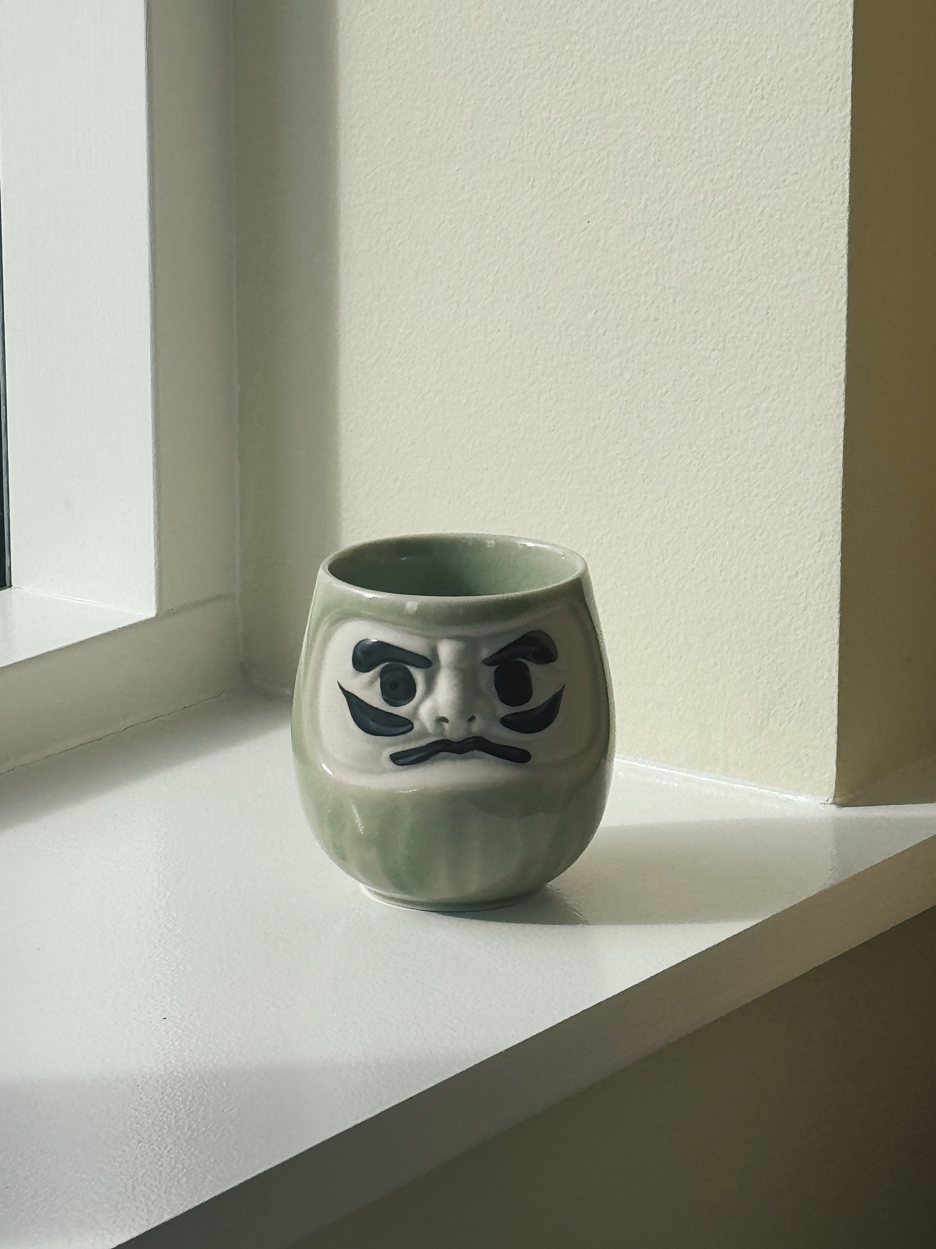 Japansk Daruma krus – lysegrøn porcelæn (350 ml) Studio Hafnia