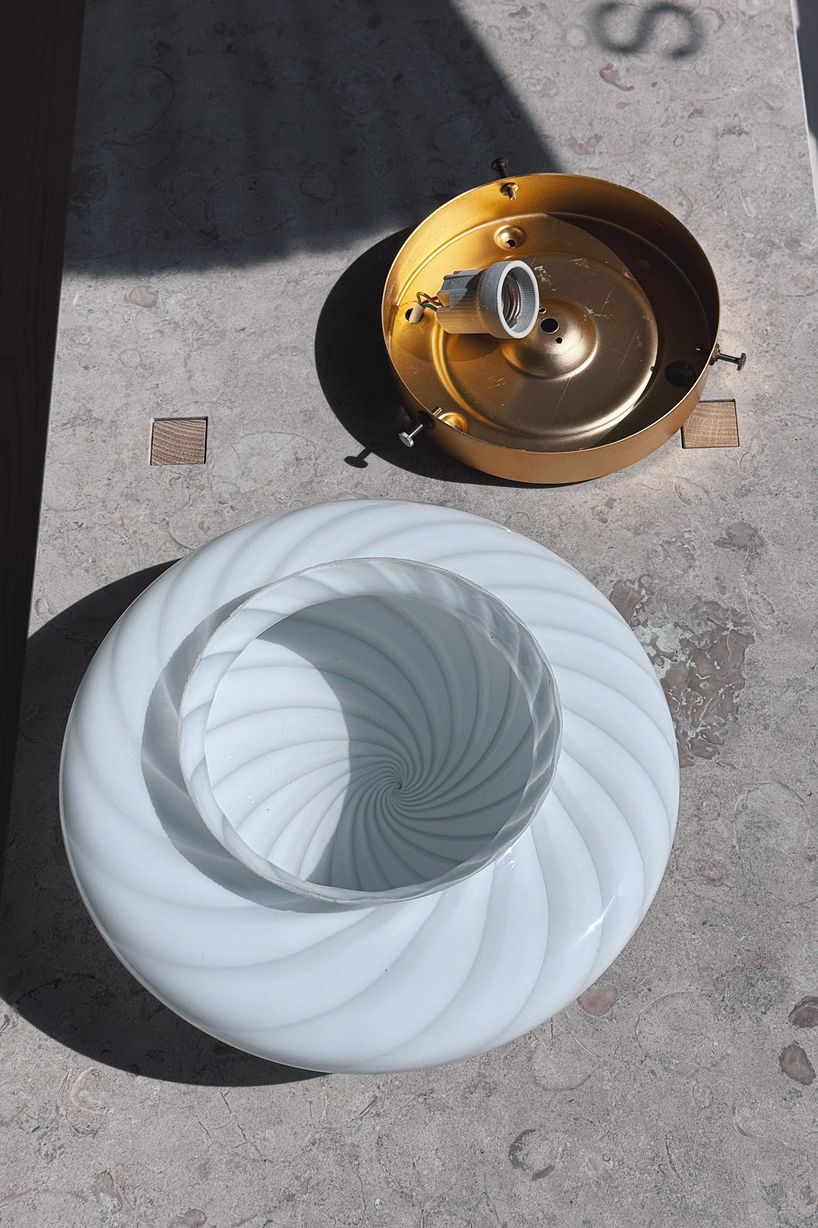 Vintage Murano Plafond Loftslampe/Væglampe i Hvidt Swirl Glas med Messingbase | Ø30 cm