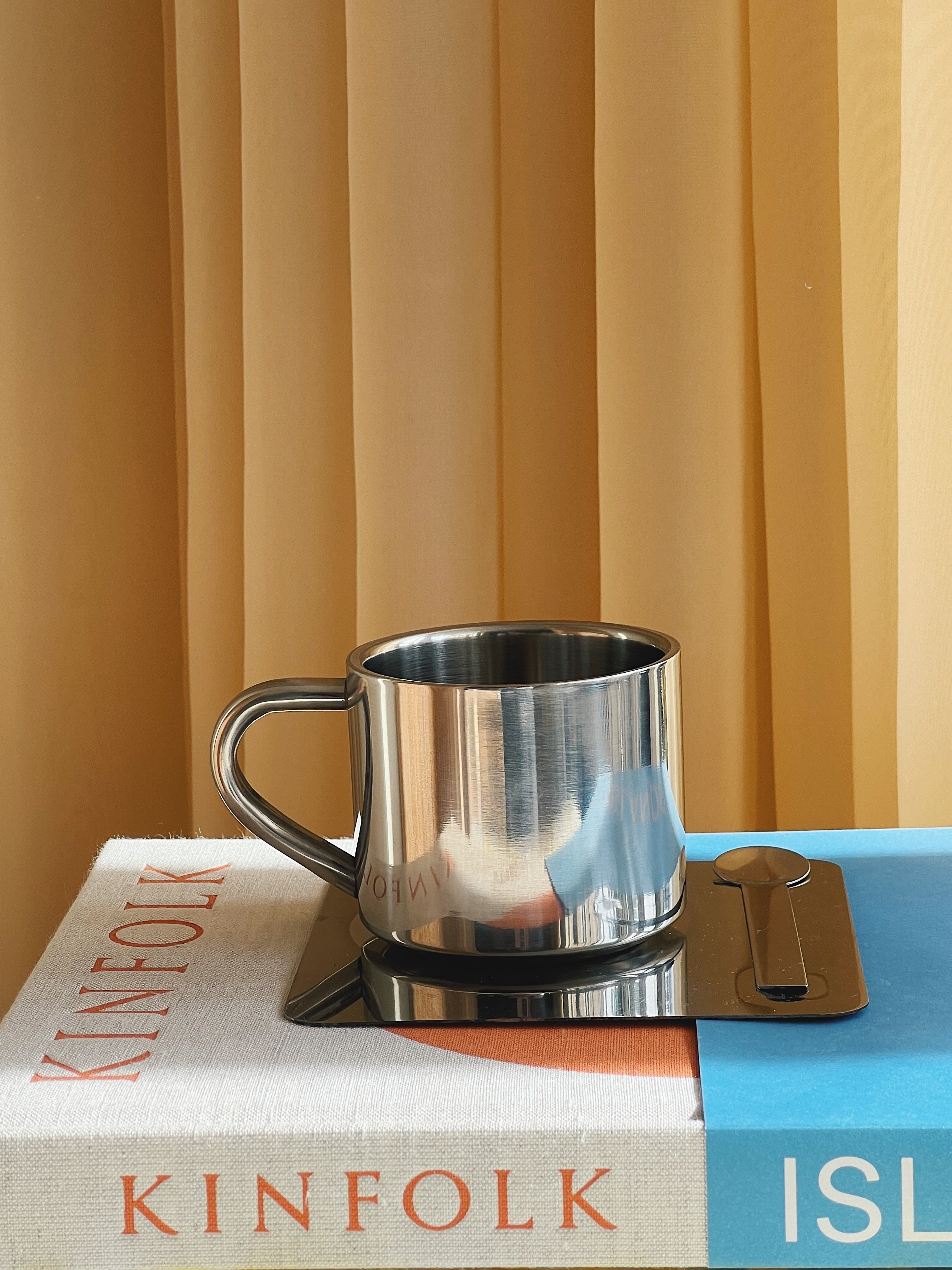 Stål Kaffekop med Underkop og Ske på Plade | 150 ml - Ny Model Studio Hafnia