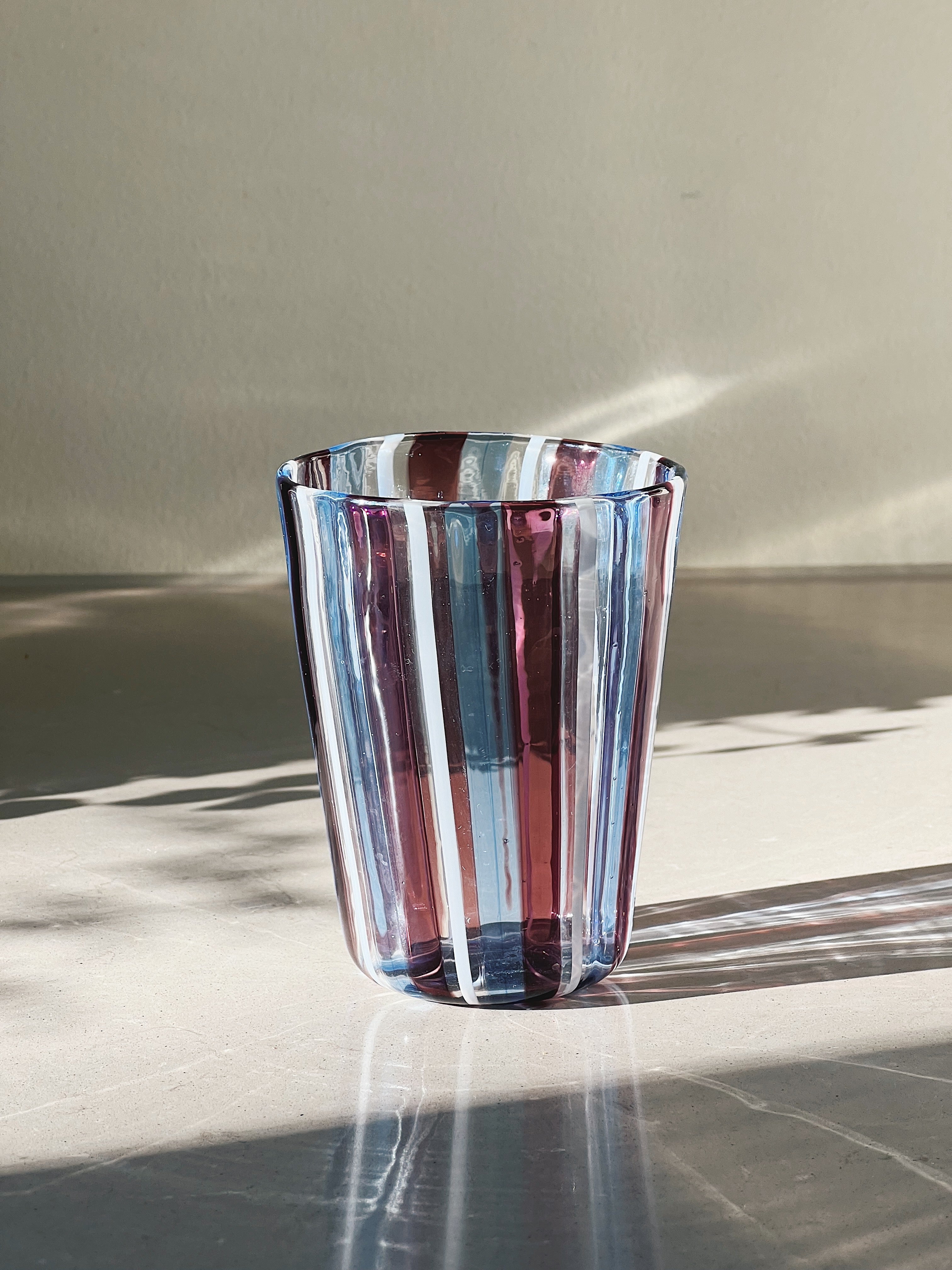 Håndblæst Murano Glas med Blå, Ametyst og Hvide Striber Murano