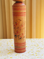 Vintage Kokeshi Dukke Nr. 174 fra Japan – Håndlavet | H29,5 cm Studio Hafnia