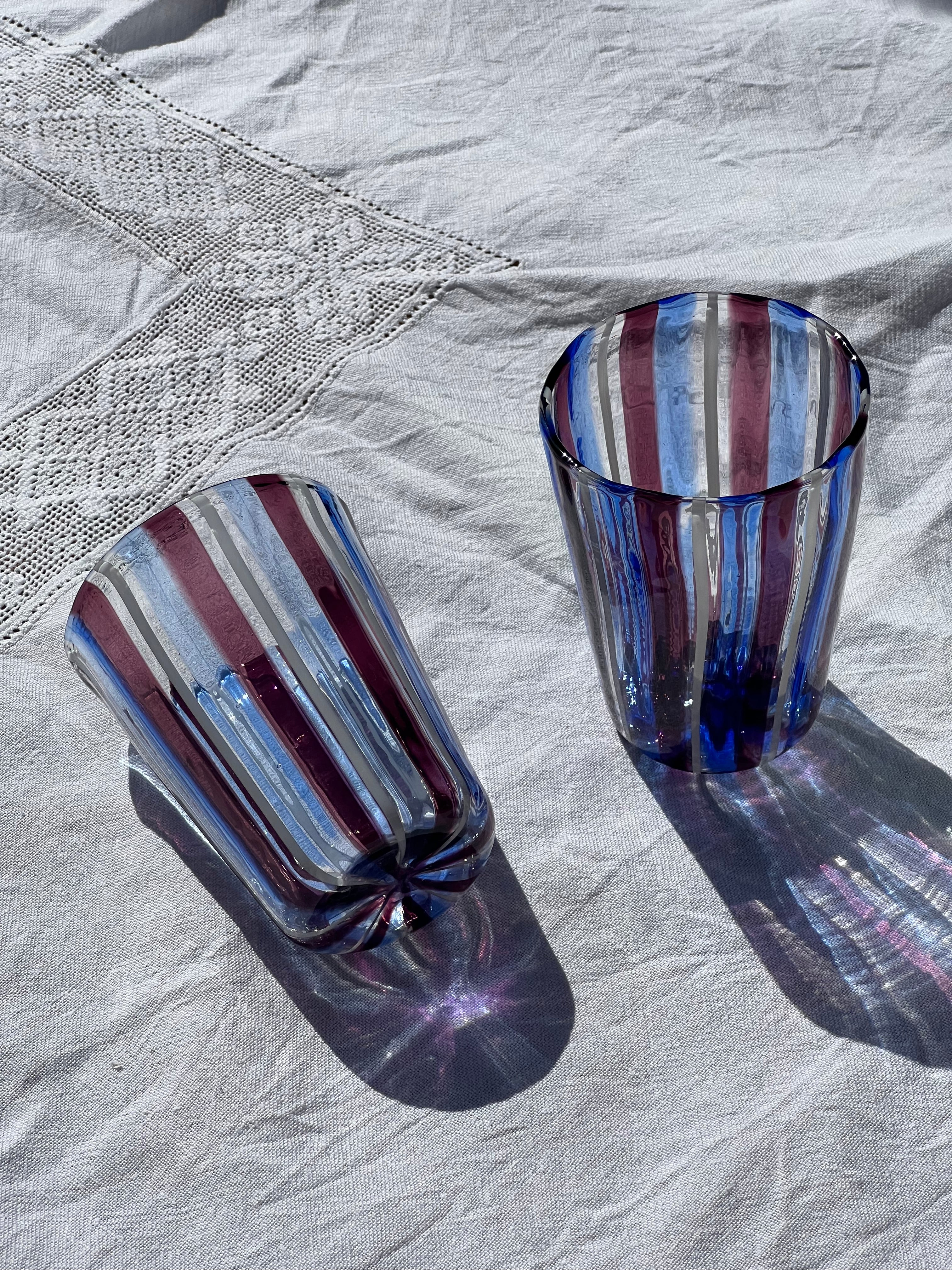 Håndblæst Murano Glas med Blå, Ametyst og Hvide Striber Murano