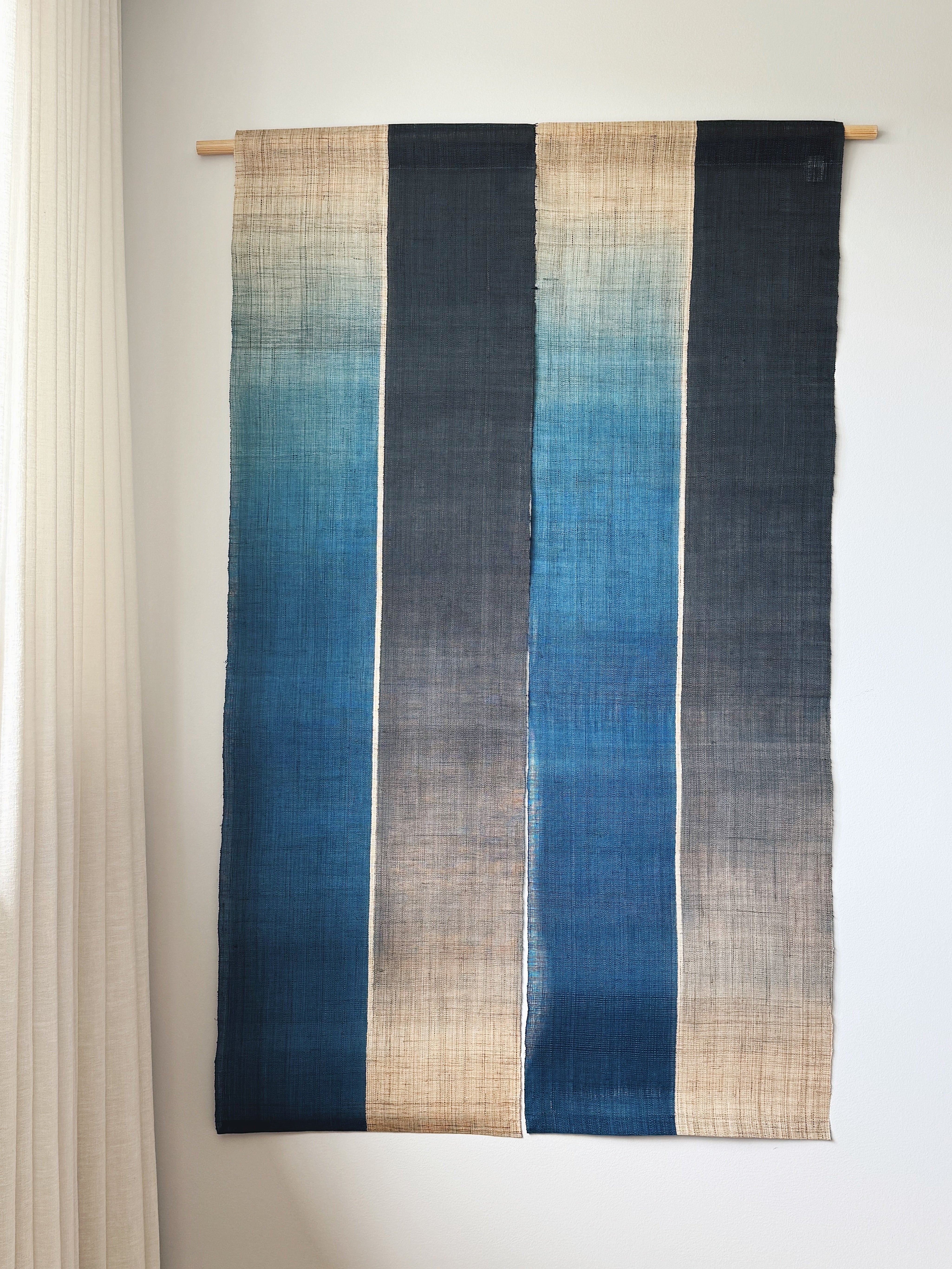 Japansk Vægtæppe i Hamp med Ophæng | Stribet i Blå & Natur | 150 × 88 cm  STUDIO HAFNIA