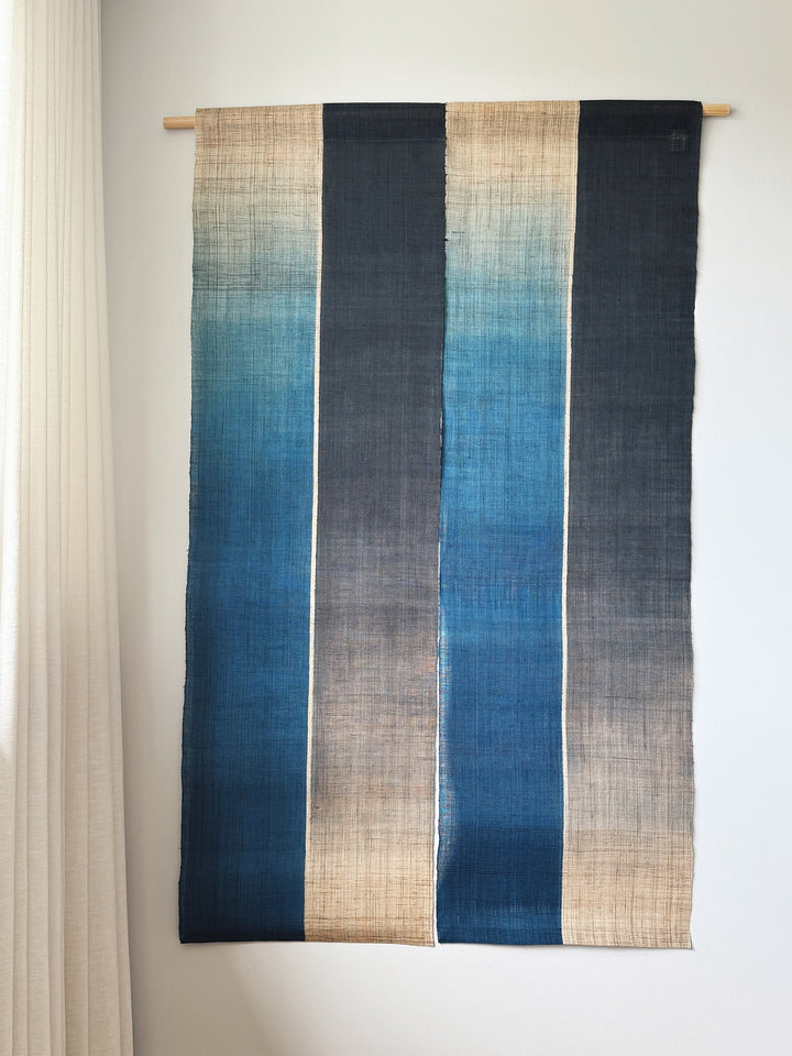 Japansk Vægtæppe i Hamp med Ophæng | Stribet i Blå & Natur | 150 × 88 cm  STUDIO HAFNIA
