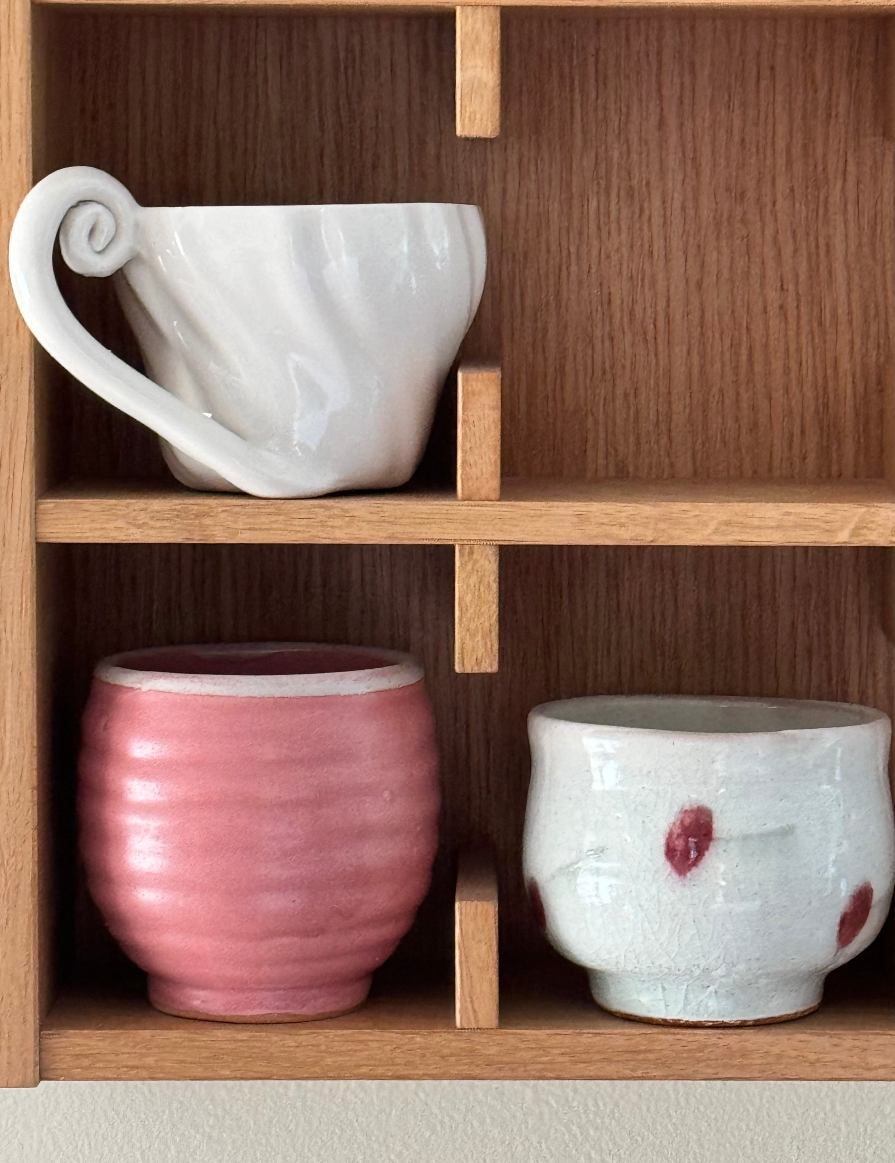 Japansk Krus i pink keramik med hvid kant uden hank Studio Hafnia