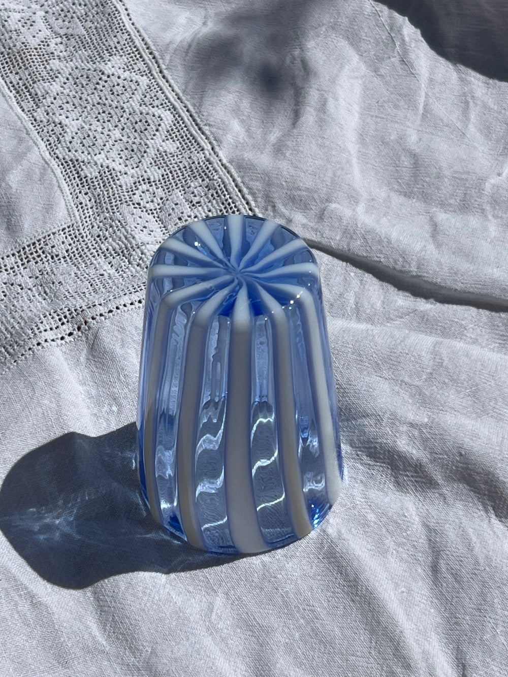 Håndblæst Murano Glas med Lyseblå og Hvide Striber Murano