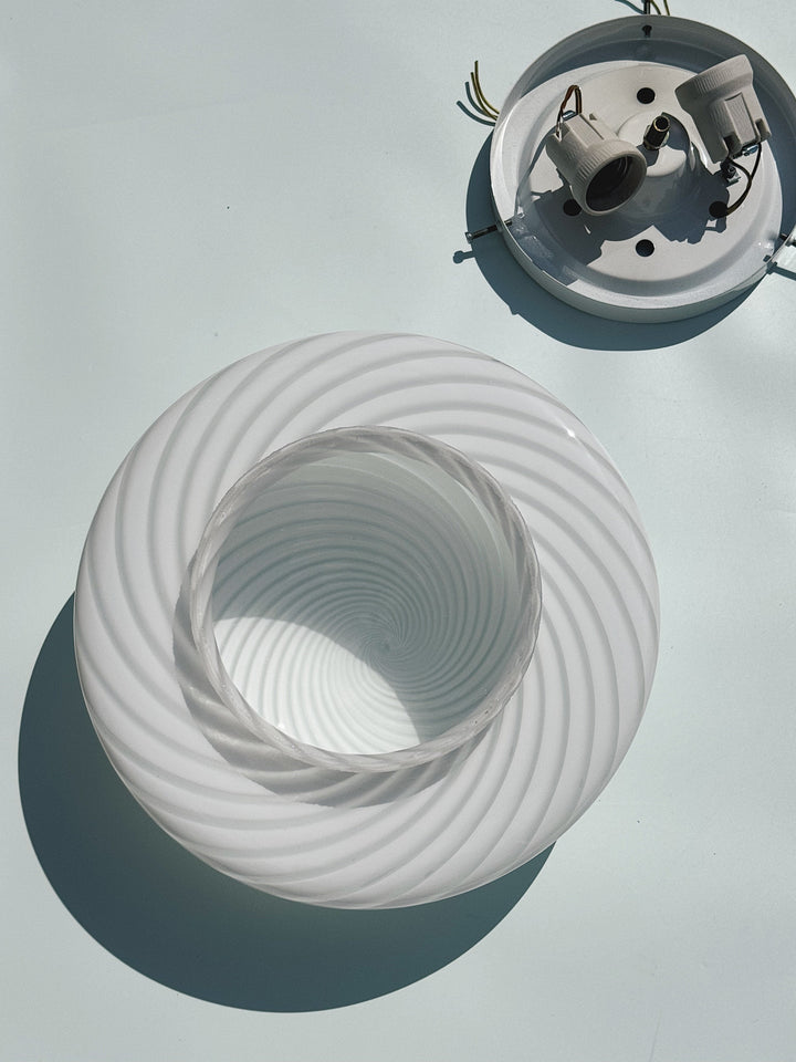 Vintage Murano Plafondlampe i Hvidt Swirl Glas | Loft-/Væglampe Ø30 cm Studio Hafnia