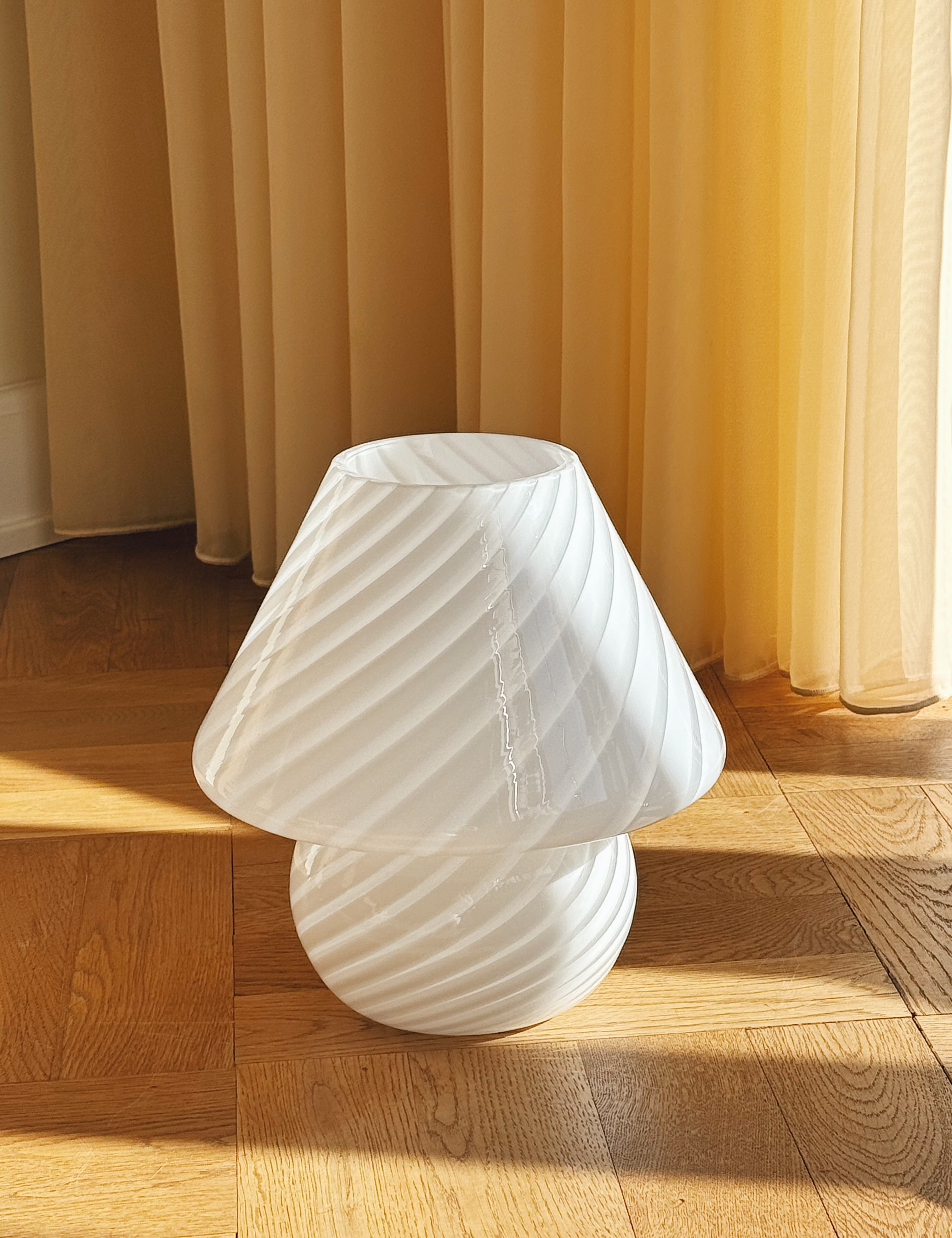 Vintage Murano mushroom bordlampe i hvidt swirl-glas | H25 cm Murano