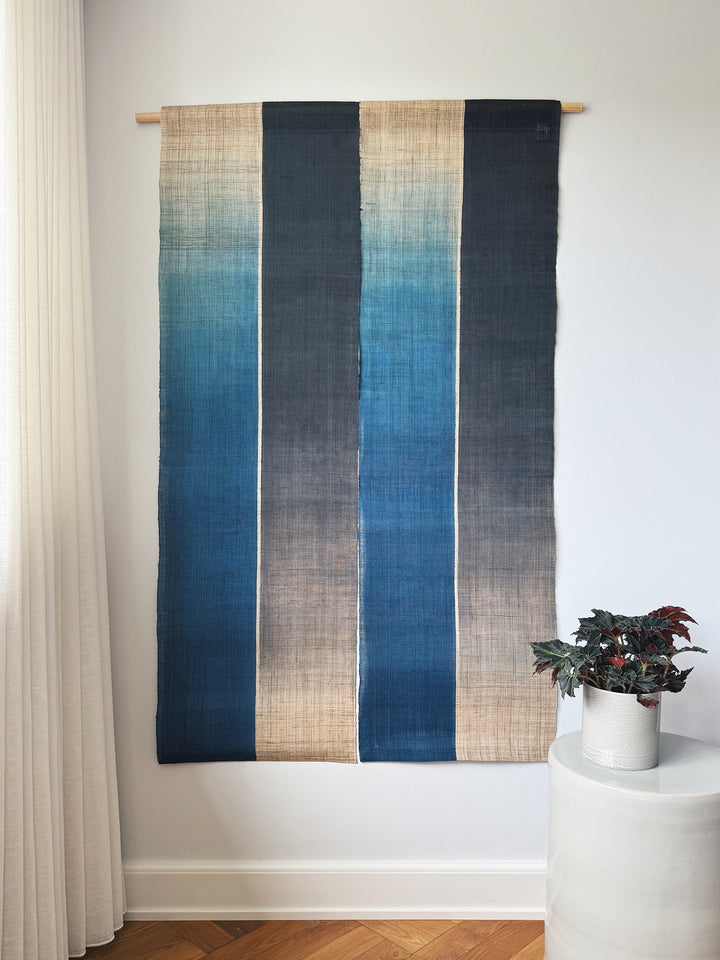 Japansk Vægtæppe i Hamp med Ophæng | Stribet i Blå & Natur | 150 × 88 cm  STUDIO HAFNIA