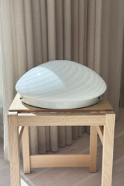 Hvid Murano swirl plafond loft- og væglampe Ø36 cm på egetræsskammel