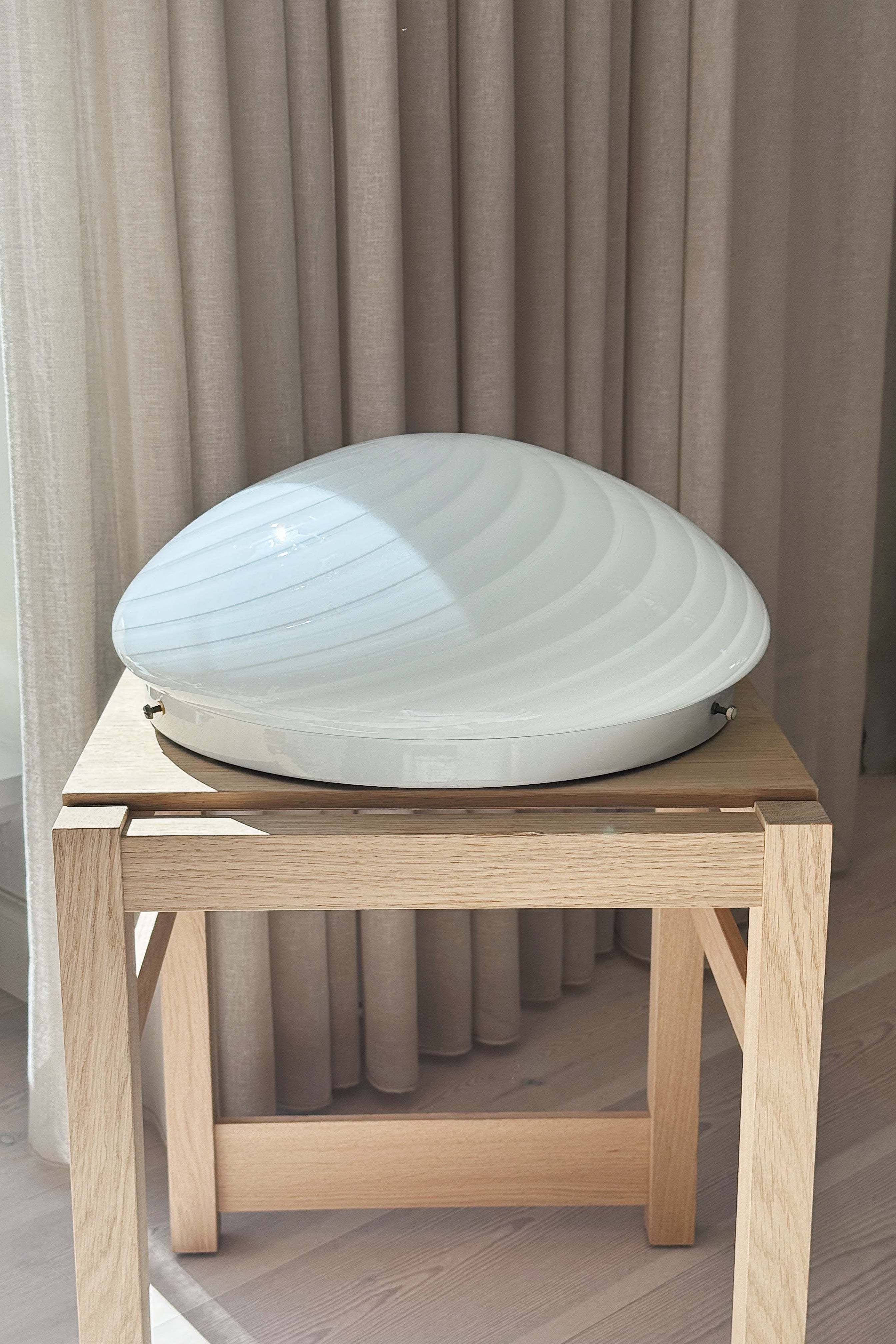 Hvid Murano swirl plafond loft- og væglampe Ø36 cm på egetræsskammel