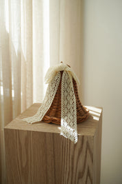 Stående rattan juleklokke med hvid blondesløjfe, 15,5 x 15,5 cm