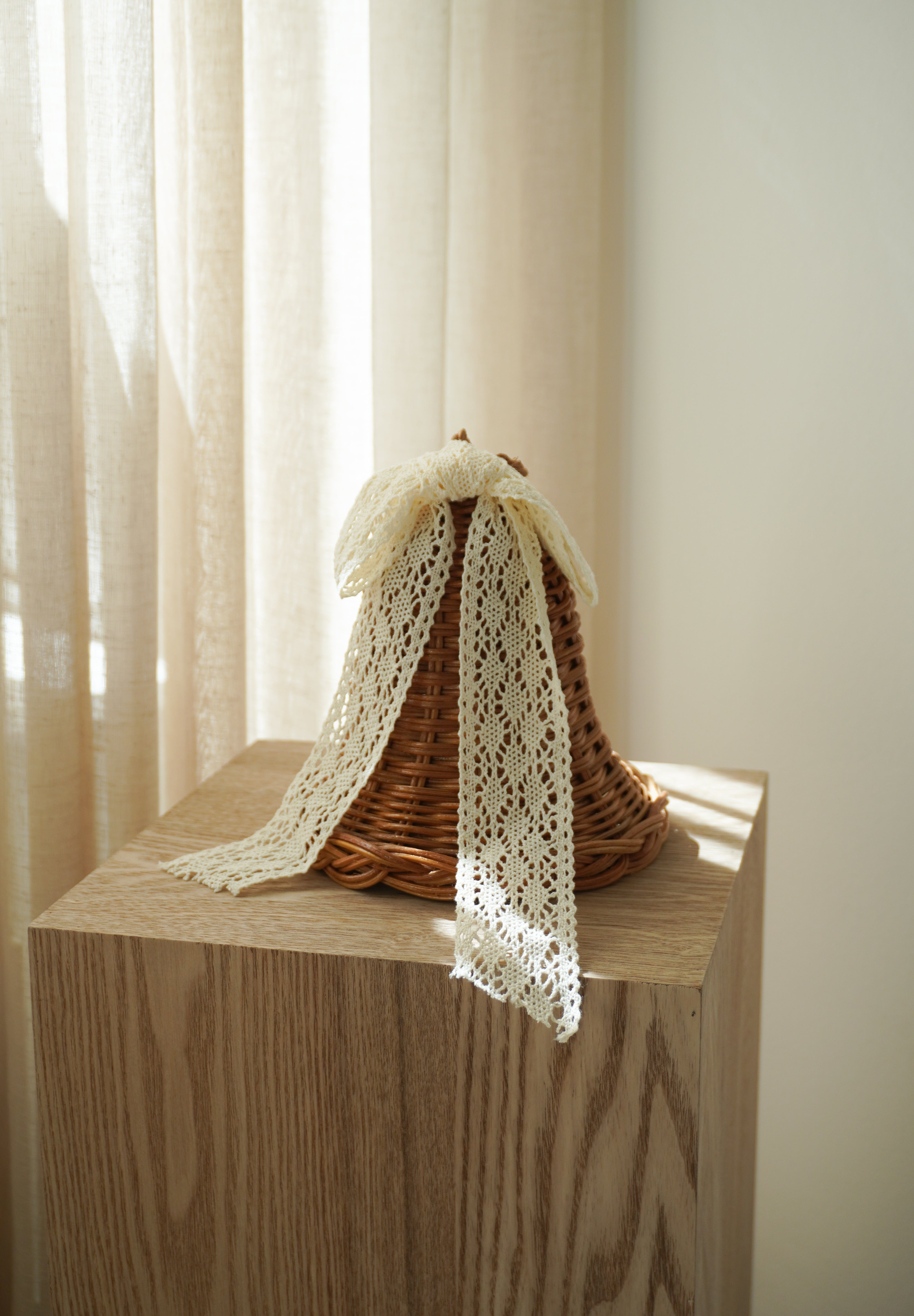 Stående rattan juleklokke med hvid blondesløjfe, 15,5 x 15,5 cm