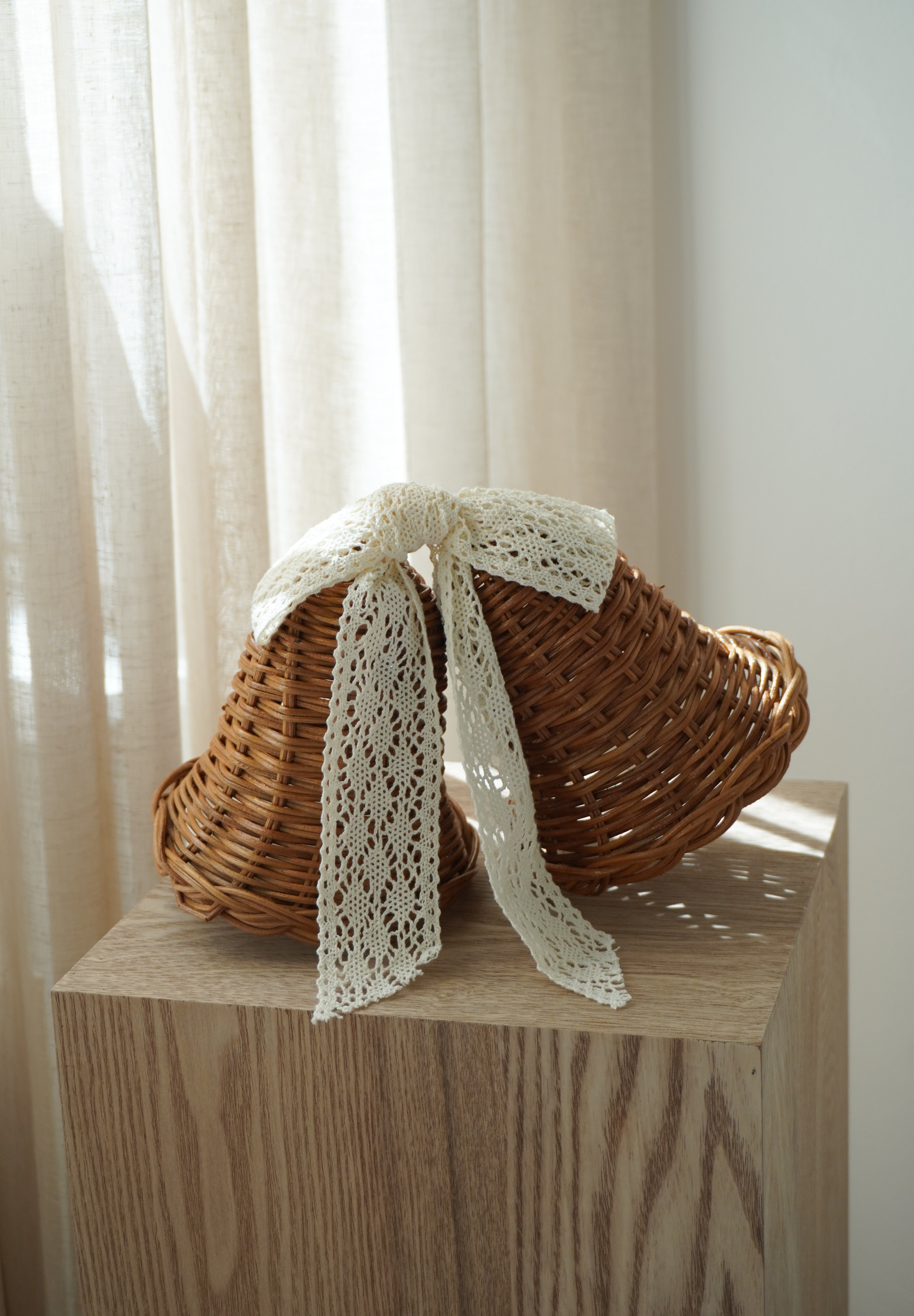 Sæt med to hængende rattan juleklokker med hvid blondesløjfe, D 12 x H 12 cm