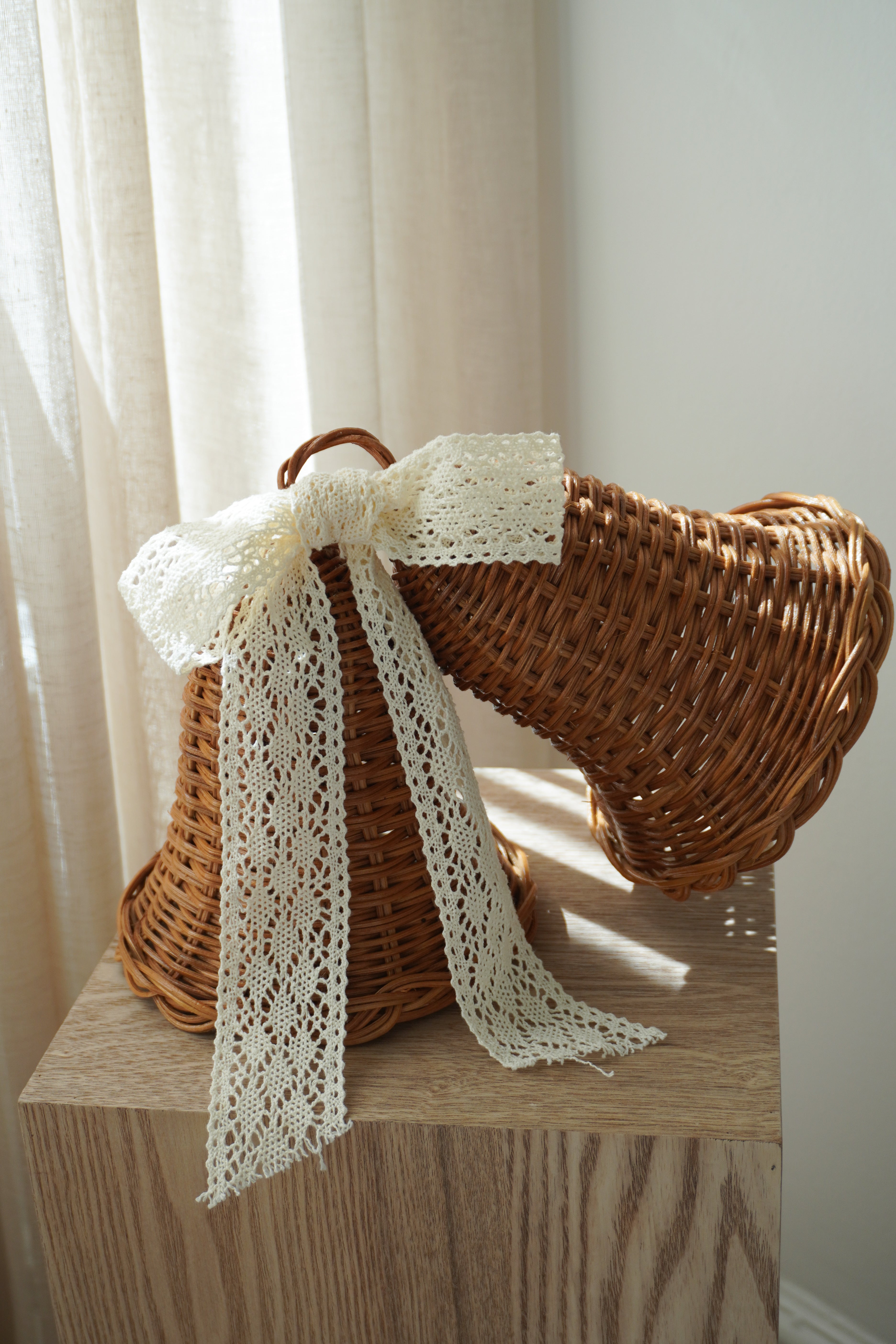 Sæt med to hængende rattan juleklokker med hvid blondesløjfe, D 15 x H 15 cm