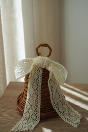 Stående rattan juleklokke med hvid blondesløjfe, 12,5 x 12,5 cm