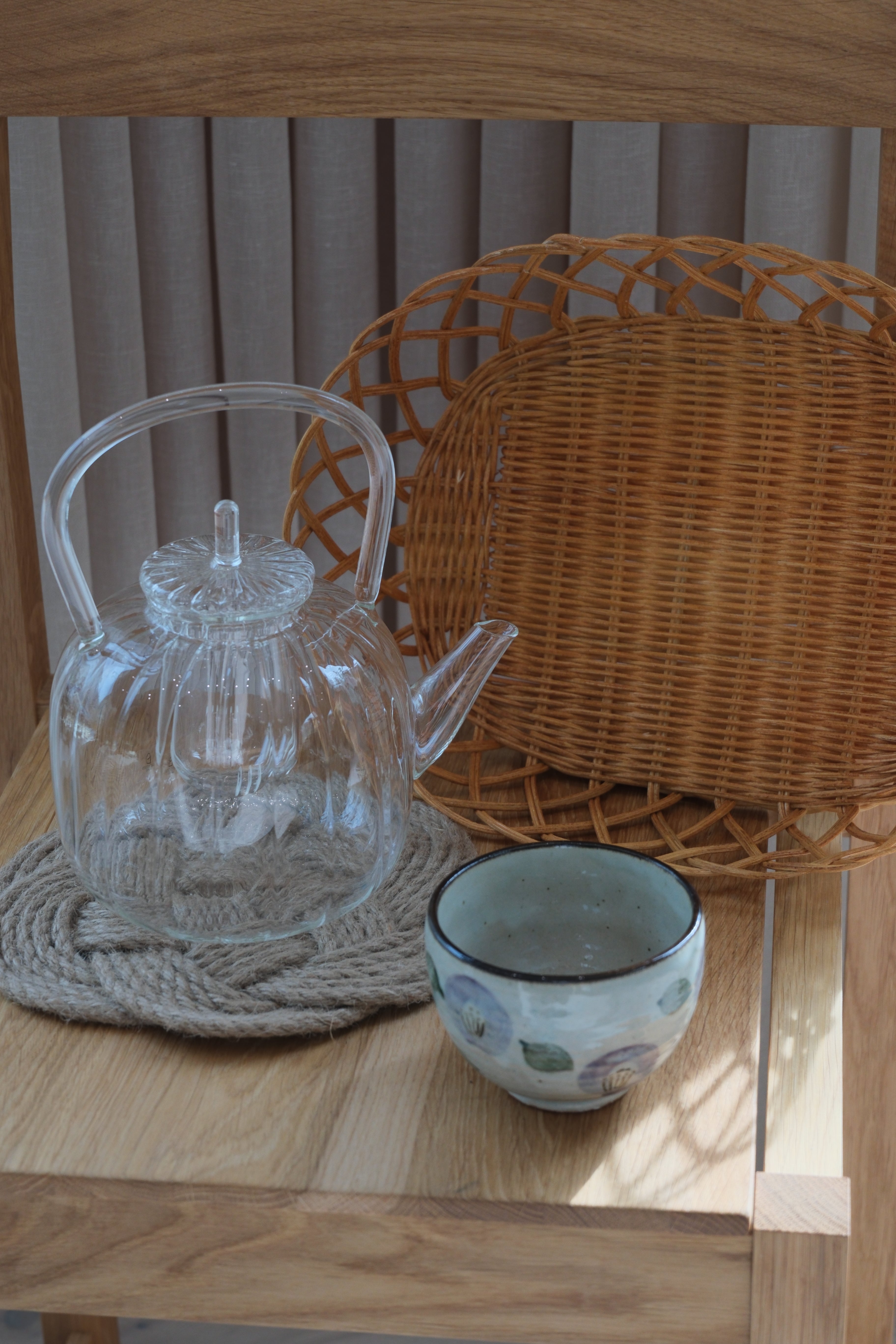 Ichendorf-tekande i glas, japansk porcelænskop, bordskåner i jute og rattankurv – Adventspakke 7