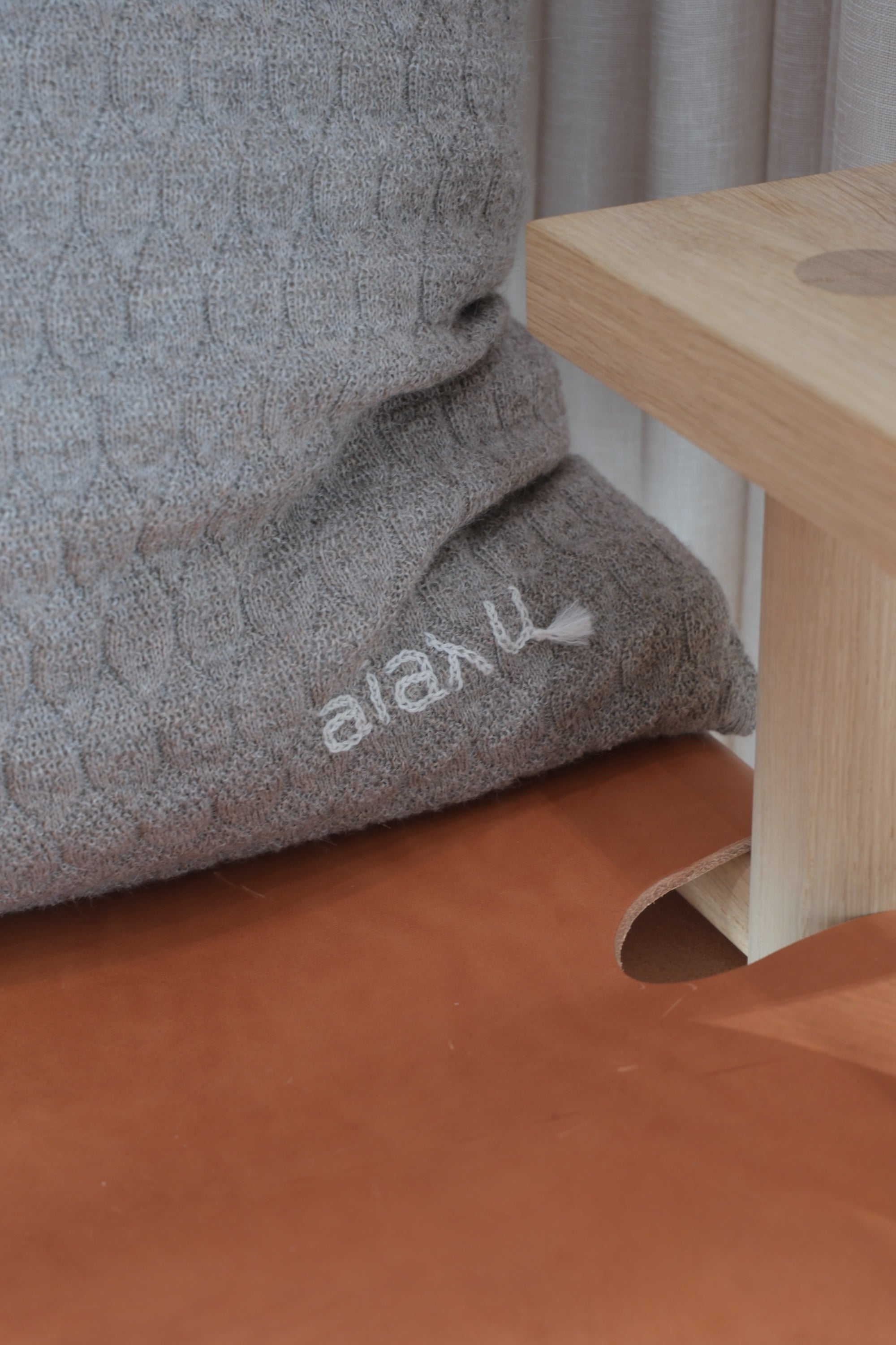 Aiayu - Raul Classic pude 50x50 cm - Pure Nougat Melange - Lama Wool