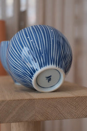Japansk keramik krus – blå/hvid stribet, organisk form (400 ml)