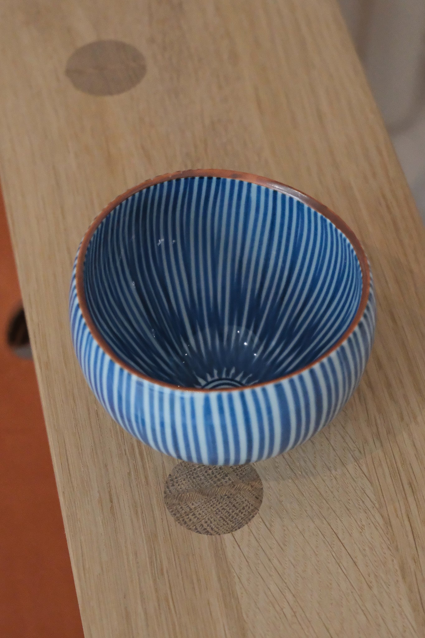 Japansk keramik krus – blå/hvid stribet, organisk form (400 ml)