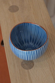 Japansk keramik krus – blå/hvid stribet, organisk form (400 ml)