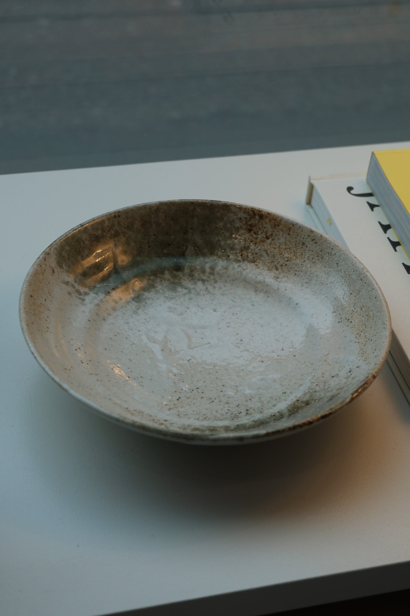 Japansk fad i sandfarvet keramik med brun og grøn glasur | Ø22,8 cm