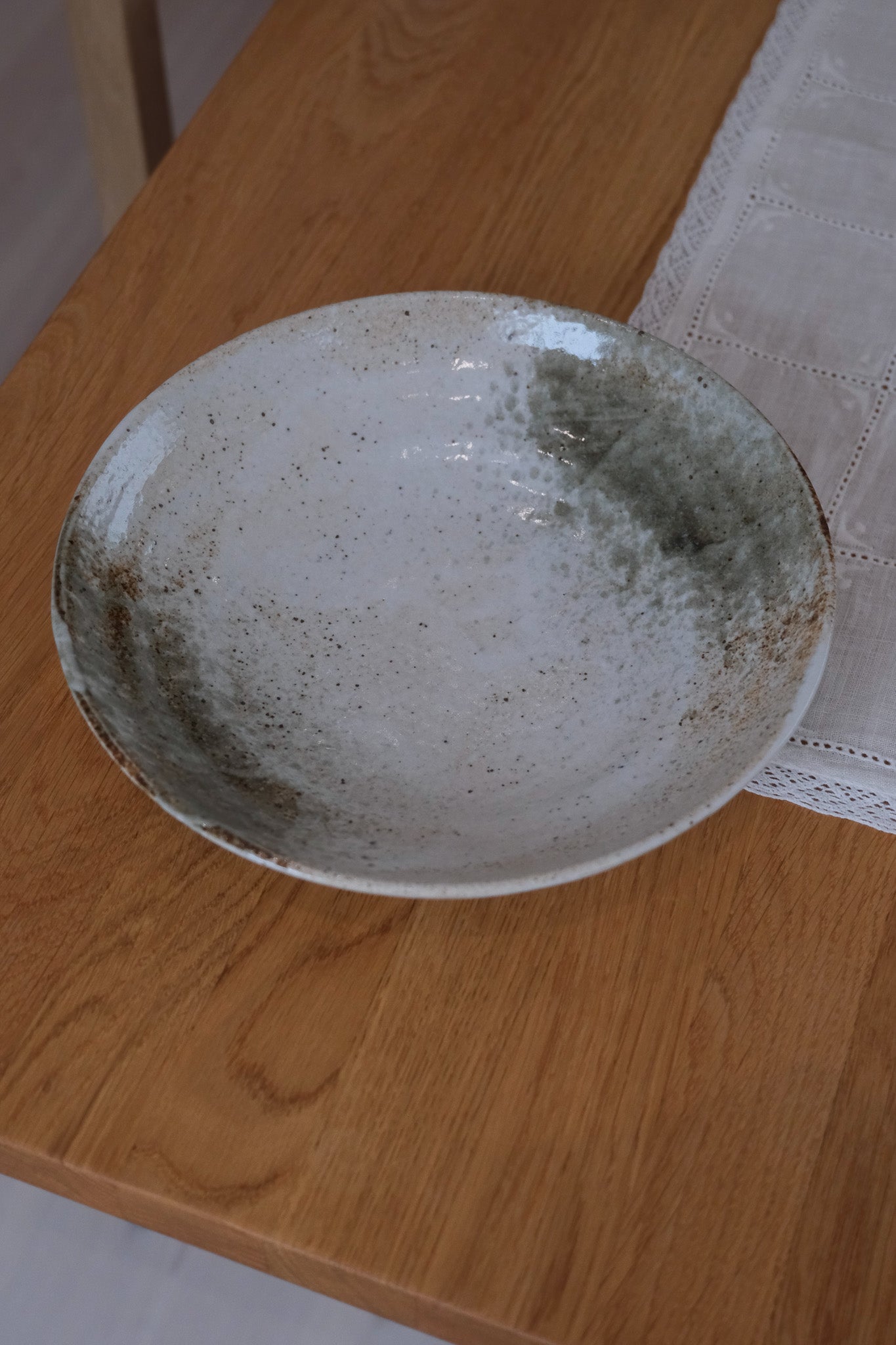 Japansk fad i sandfarvet keramik med brun og grøn glasur | Ø22,8 cm
