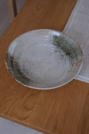 Japansk fad i sandfarvet keramik med brun og grøn glasur | Ø22,8 cm