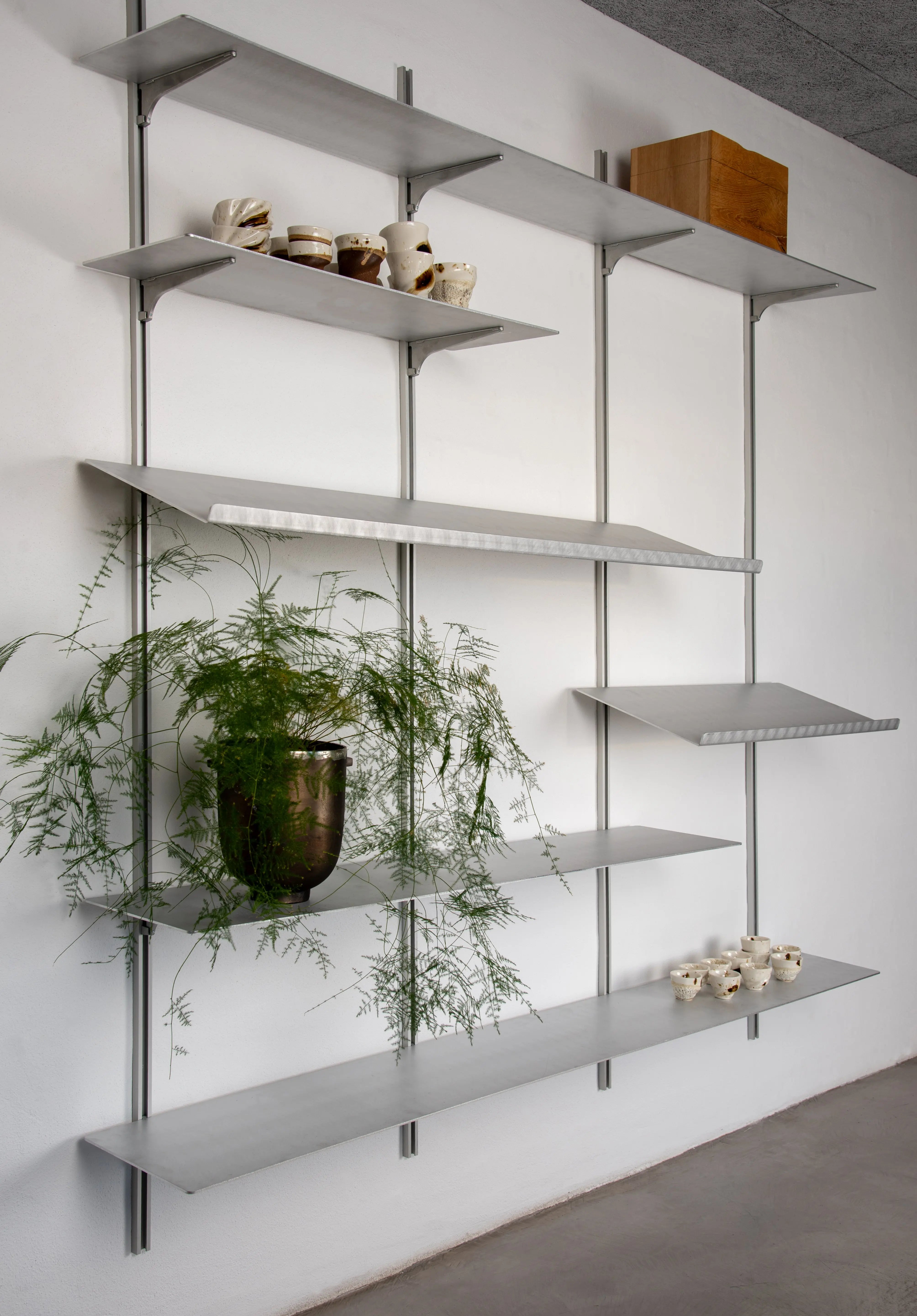 Detra Aluminium Hyldesystem – 6 Hylder + 2 Skråhylder (1960 / 1380 / 800 mm) Detra