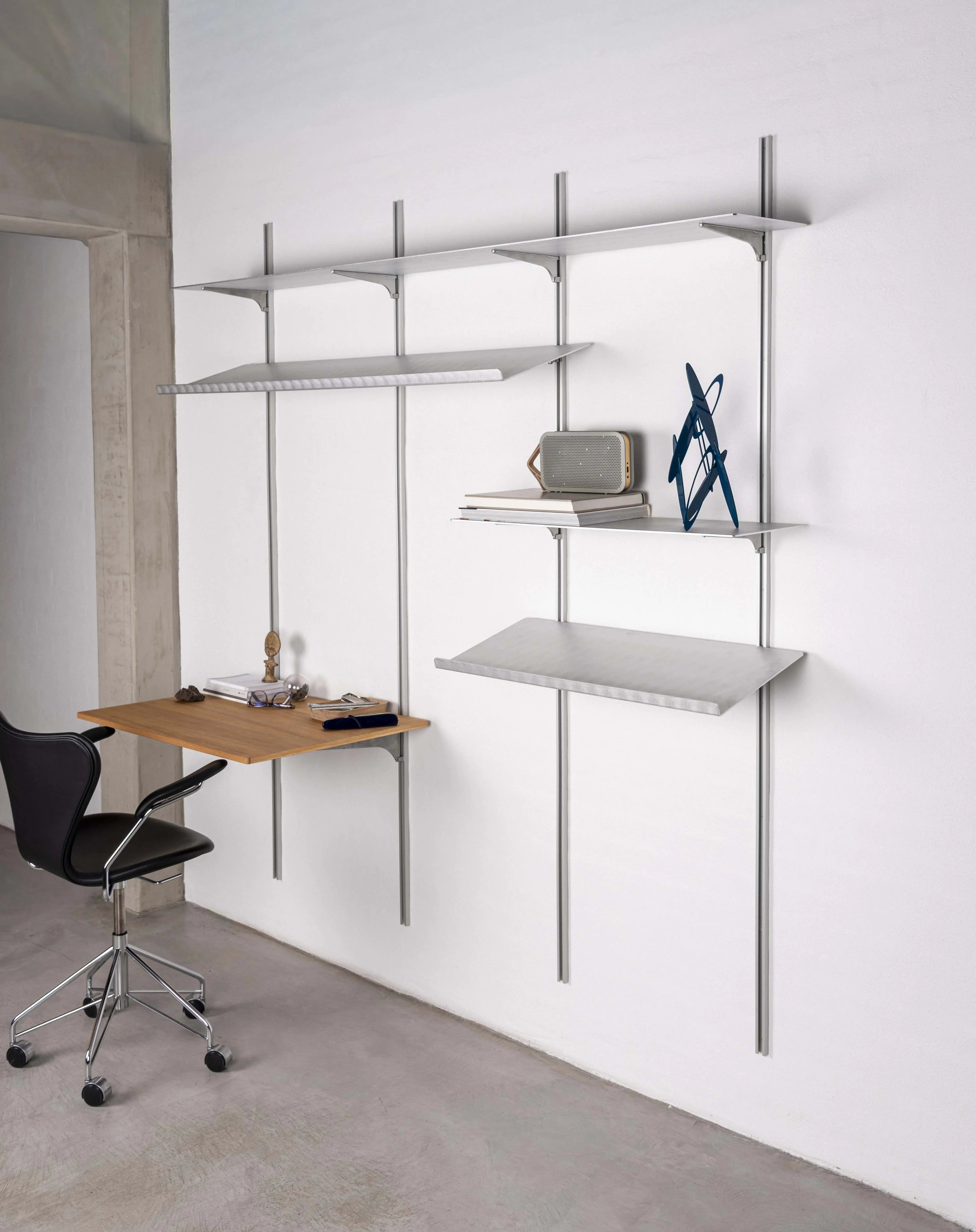 Detra Aluminium Vægsystem – Væghængt Skrivebord med Egetræs Workspace (800 × 600 mm) Detra
