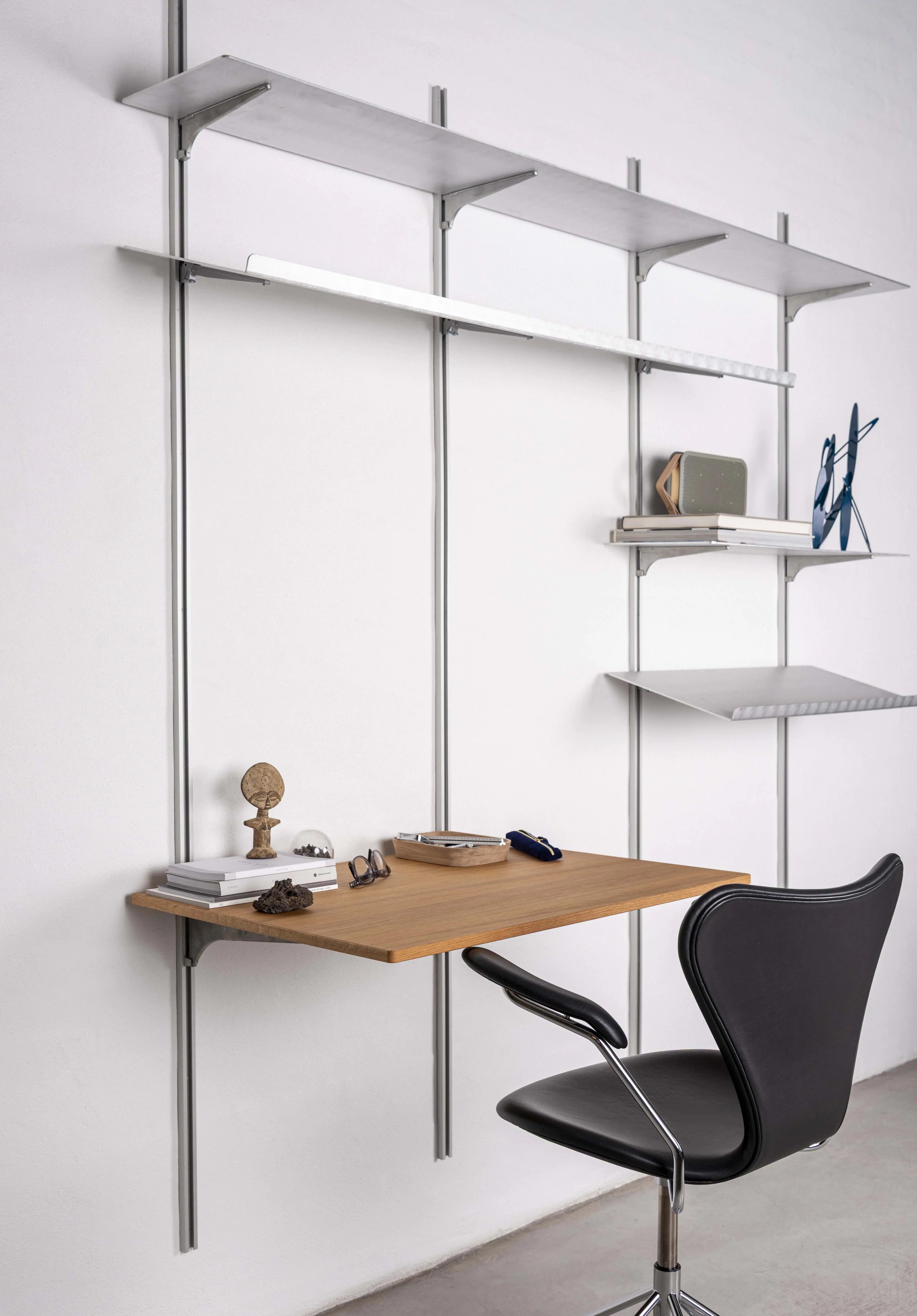 Detra Aluminium Vægsystem – Væghængt Skrivebord med Egetræs Workspace (800 × 600 mm) Detra