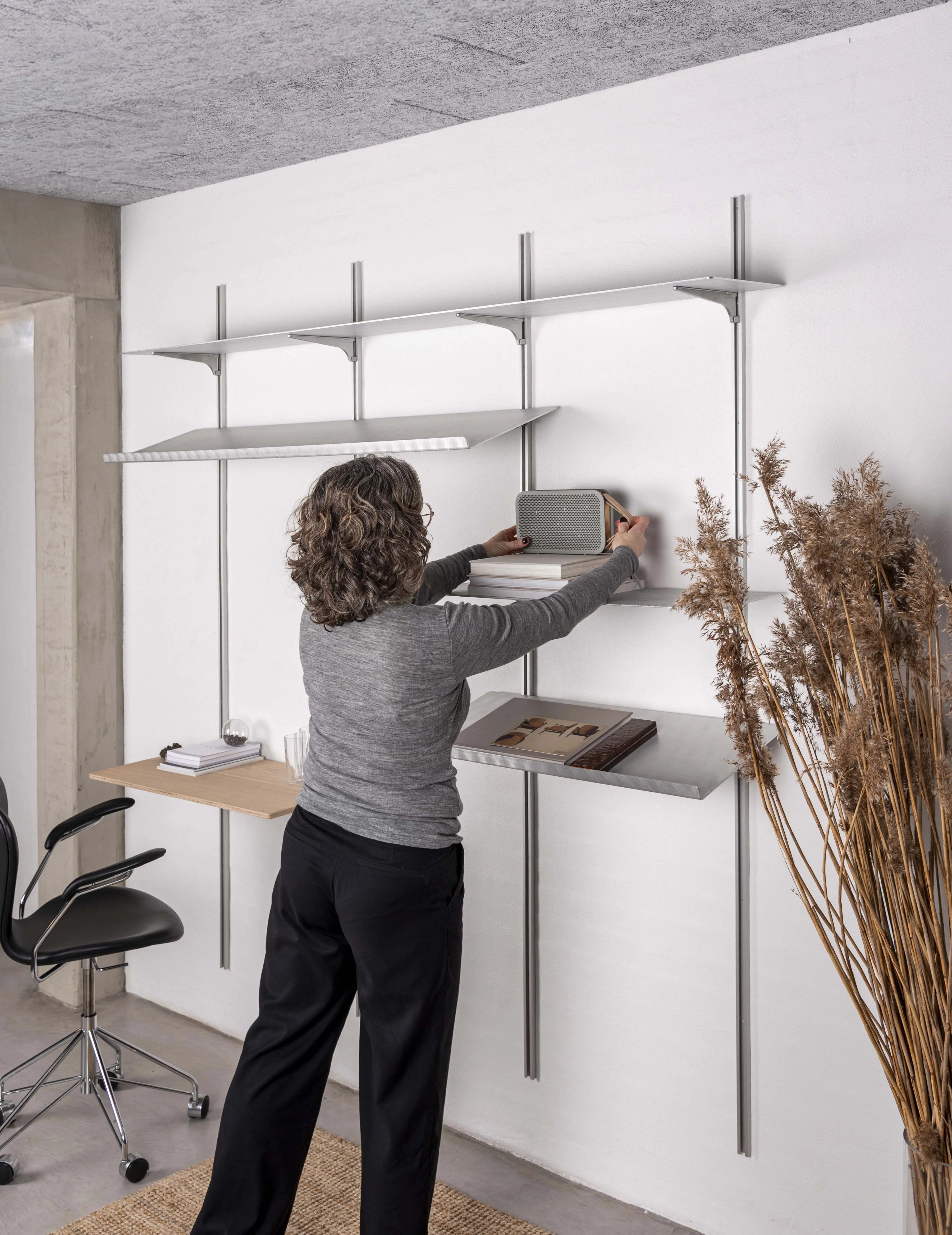 Detra Aluminium Vægsystem – Væghængt Skrivebord med Egetræs Workspace (800 × 600 mm) Detra