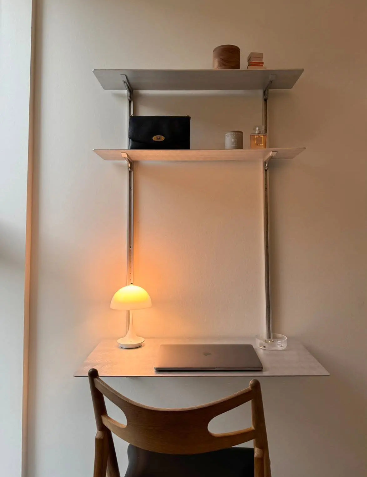 Detra Aluminium Workspace – Væghængt Skrivebord (800 × 400 mm) Detra